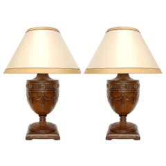 Ein Paar Designer-Tischlampen aus geschnitztem Nussbaumholz im georgianischen Stil von Randy Esada