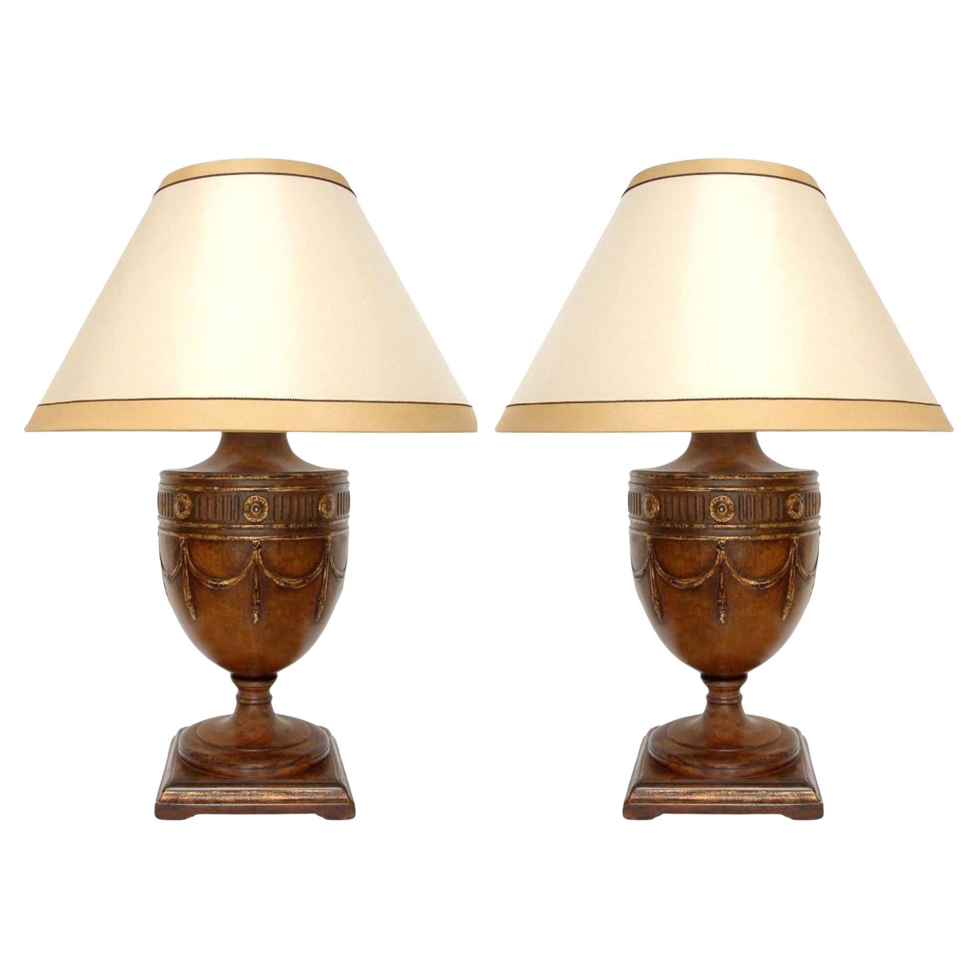 Ein Paar Designer-Tischlampen aus geschnitztem Nussbaumholz im georgianischen Stil von Randy Esada im Angebot