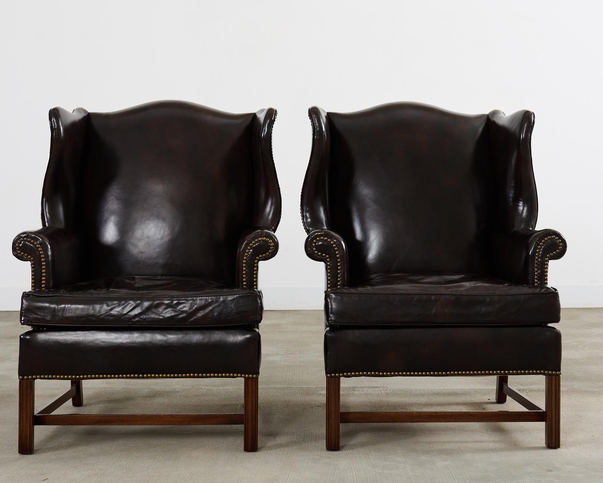 Pareja de sillones de biblioteca Wingback de cuero de puro estilo georgiano Jorge III en venta