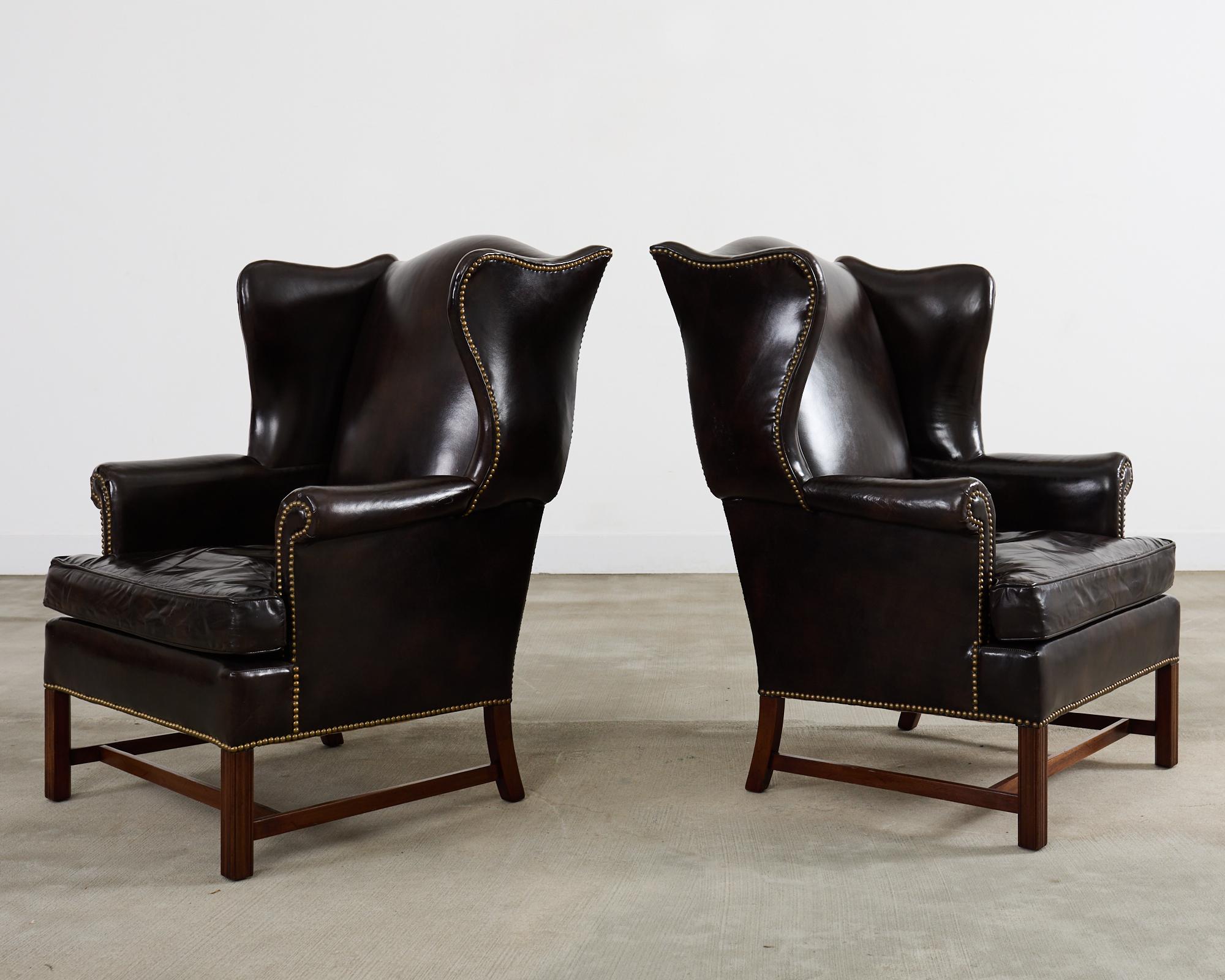 Pareja de sillones de biblioteca Wingback de cuero de puro estilo georgiano Estadounidense en venta