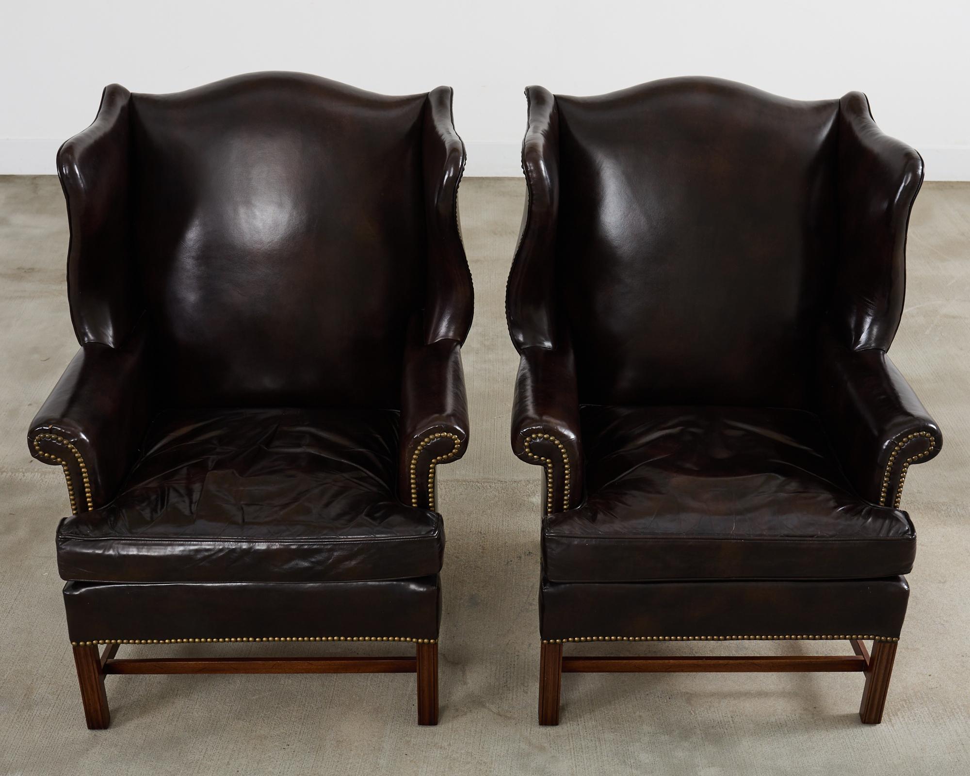 Pareja de sillones de biblioteca Wingback de cuero de puro estilo georgiano Hecho a mano en venta