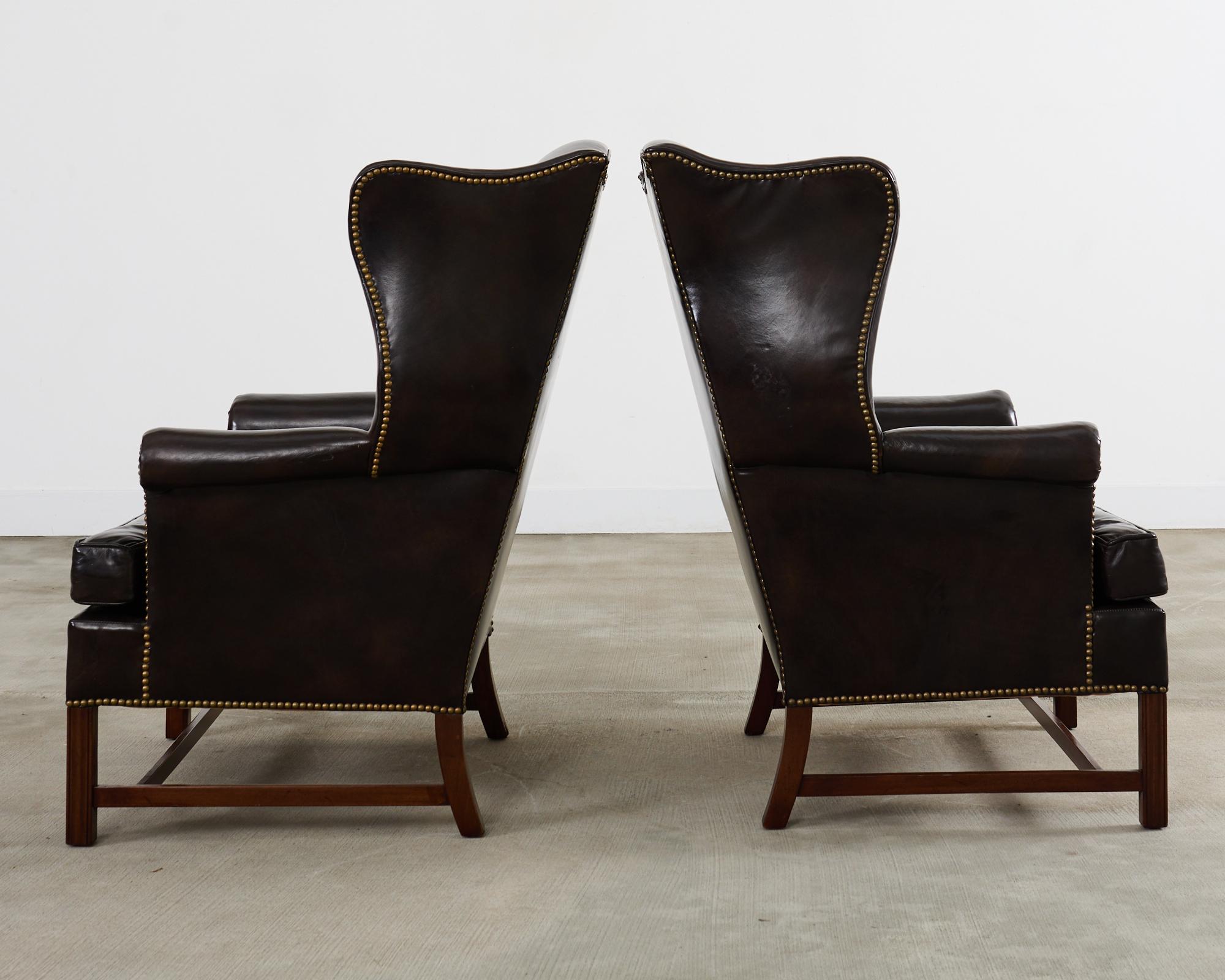 Pareja de sillones de biblioteca Wingback de cuero de puro estilo georgiano en Bueno estado para la venta en Rio Vista, CA