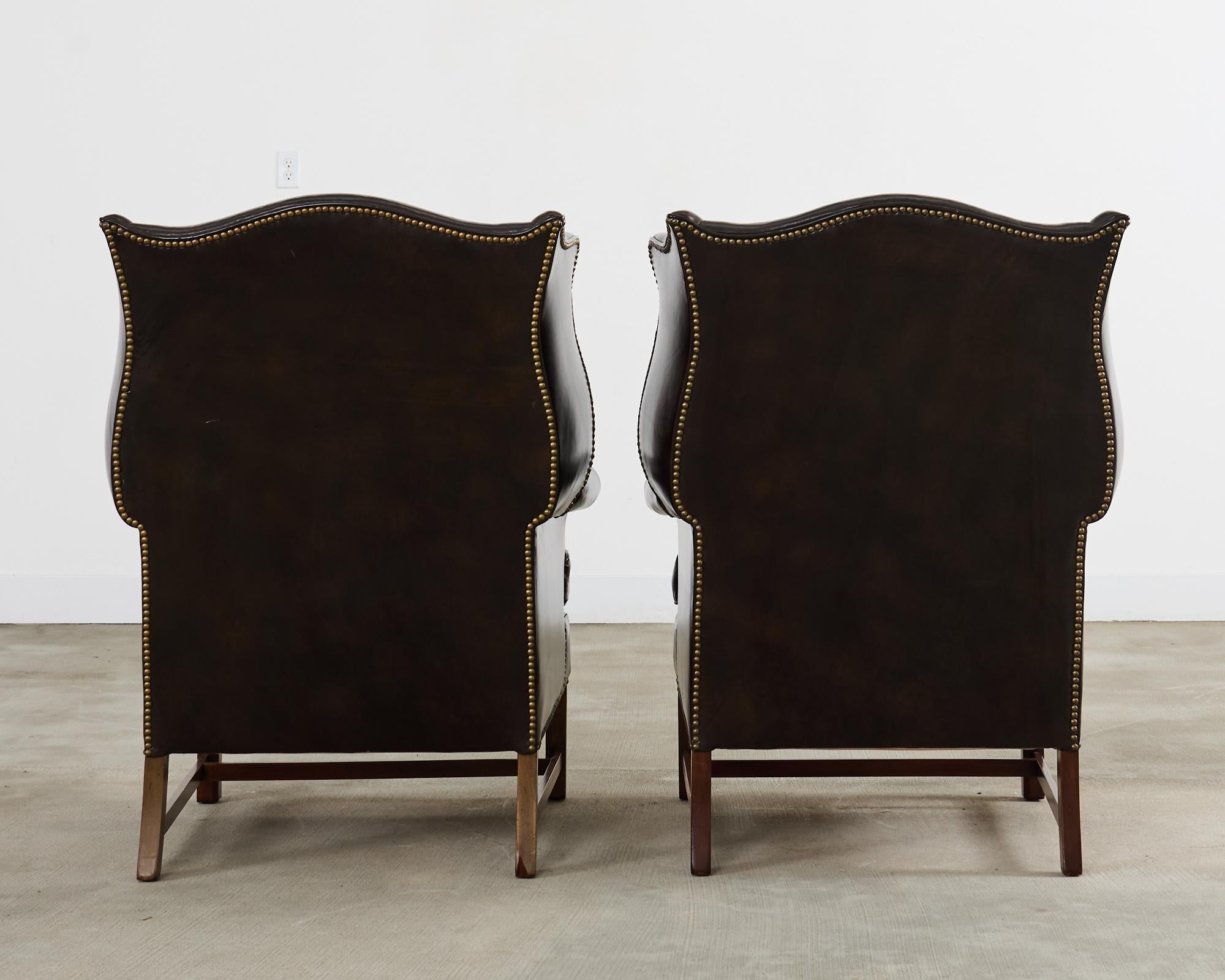 Pareja de sillones de biblioteca Wingback de cuero de puro estilo georgiano siglo XX en venta