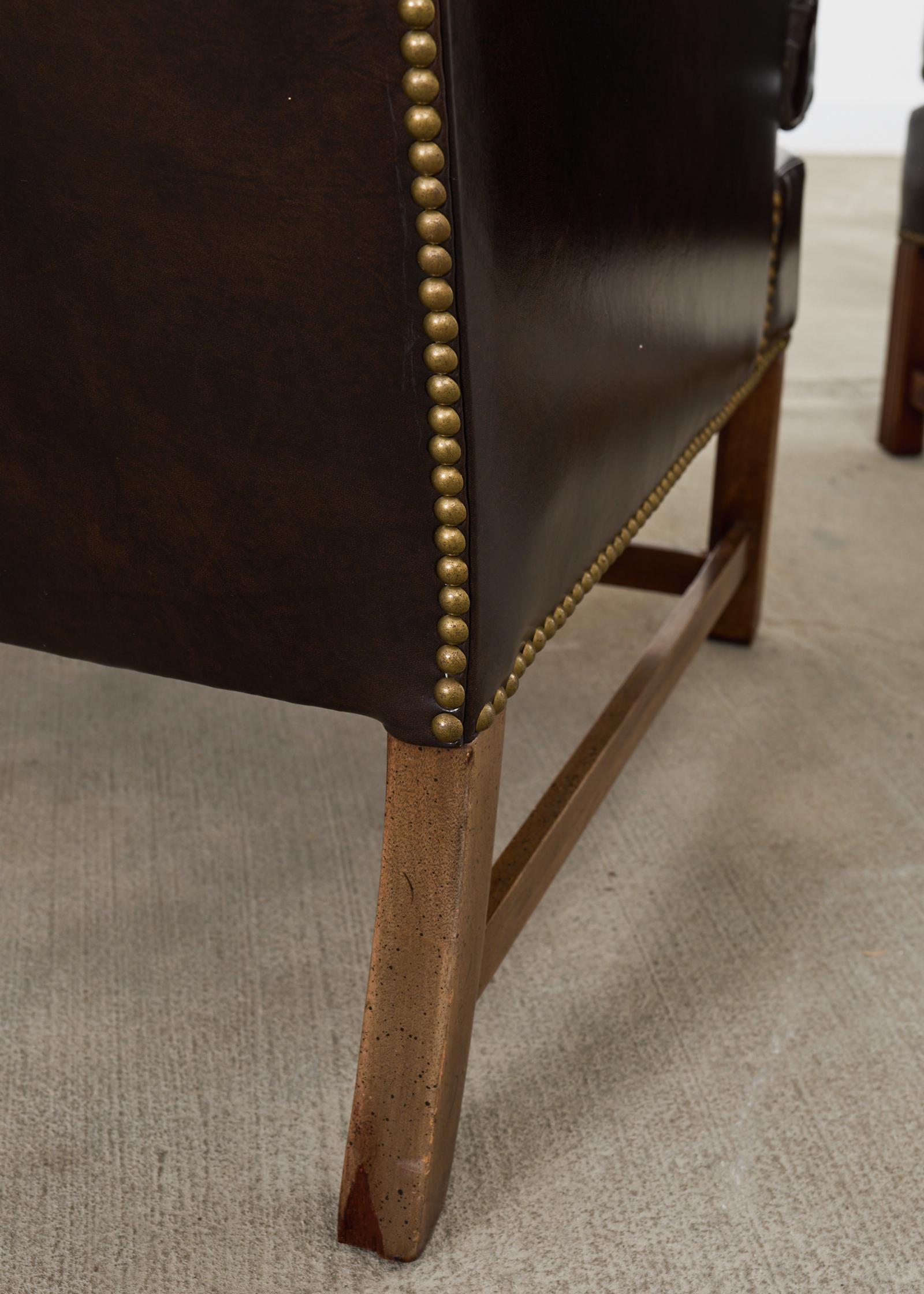 Pareja de sillones de biblioteca Wingback de cuero de puro estilo georgiano Latón en venta