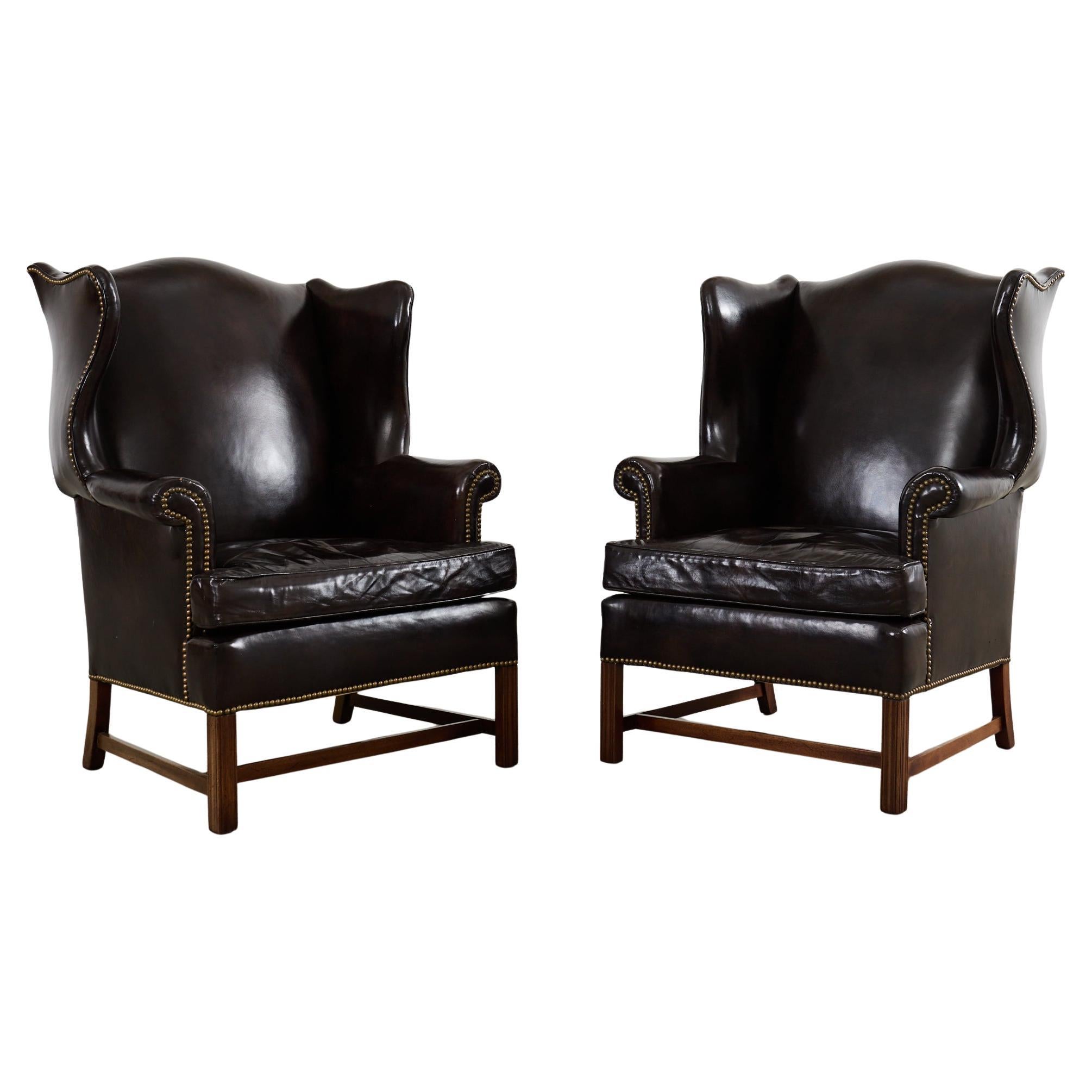 Pareja de sillones de biblioteca Wingback de cuero de puro estilo georgiano