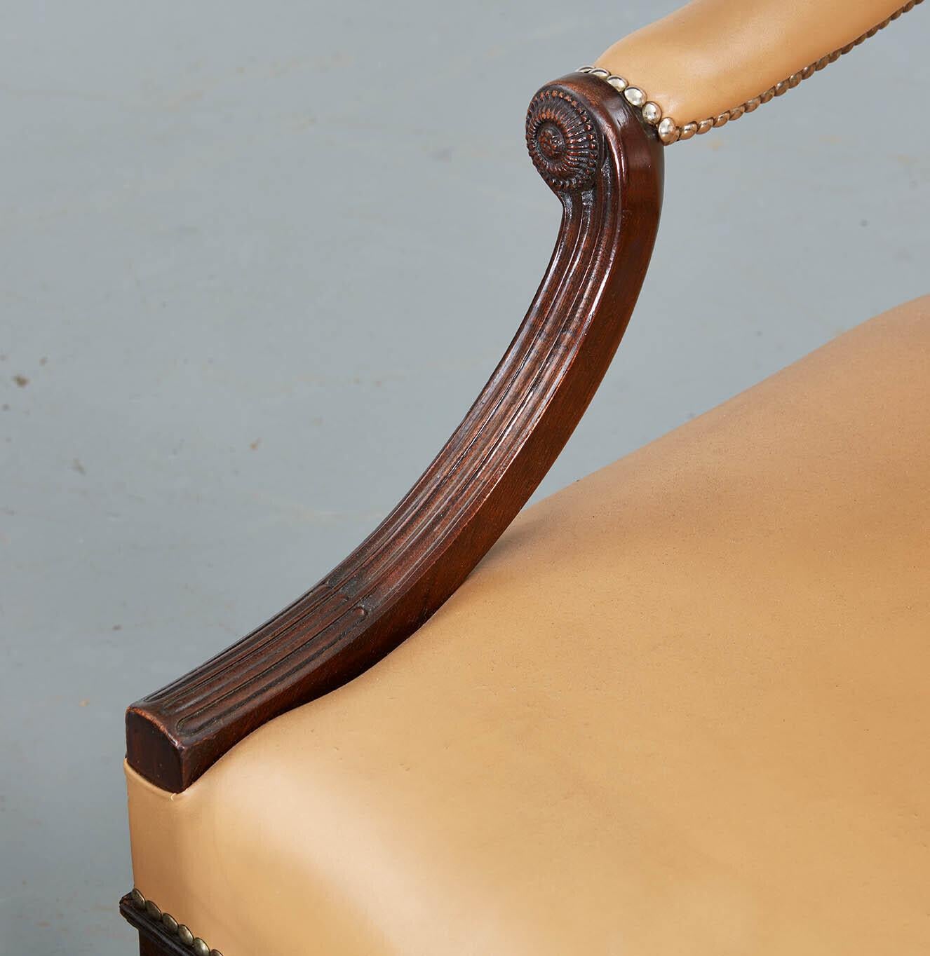 Paar Gainsborough-Stühle aus Leder im georgianischen Stil im Angebot 4