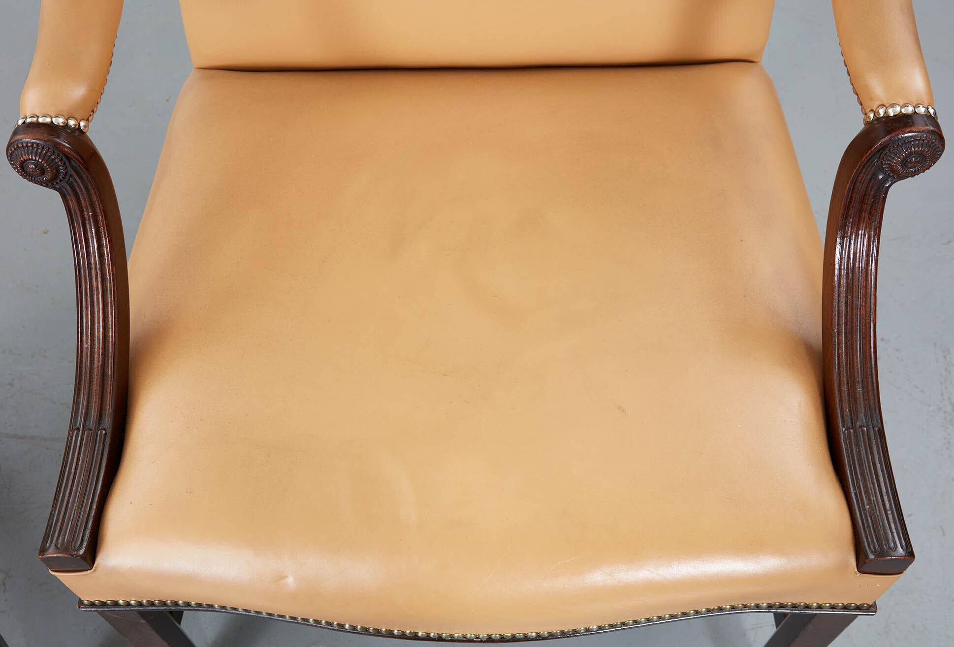 Paire de chaises en cuir de style géorgien de Gainsborough en vente 4