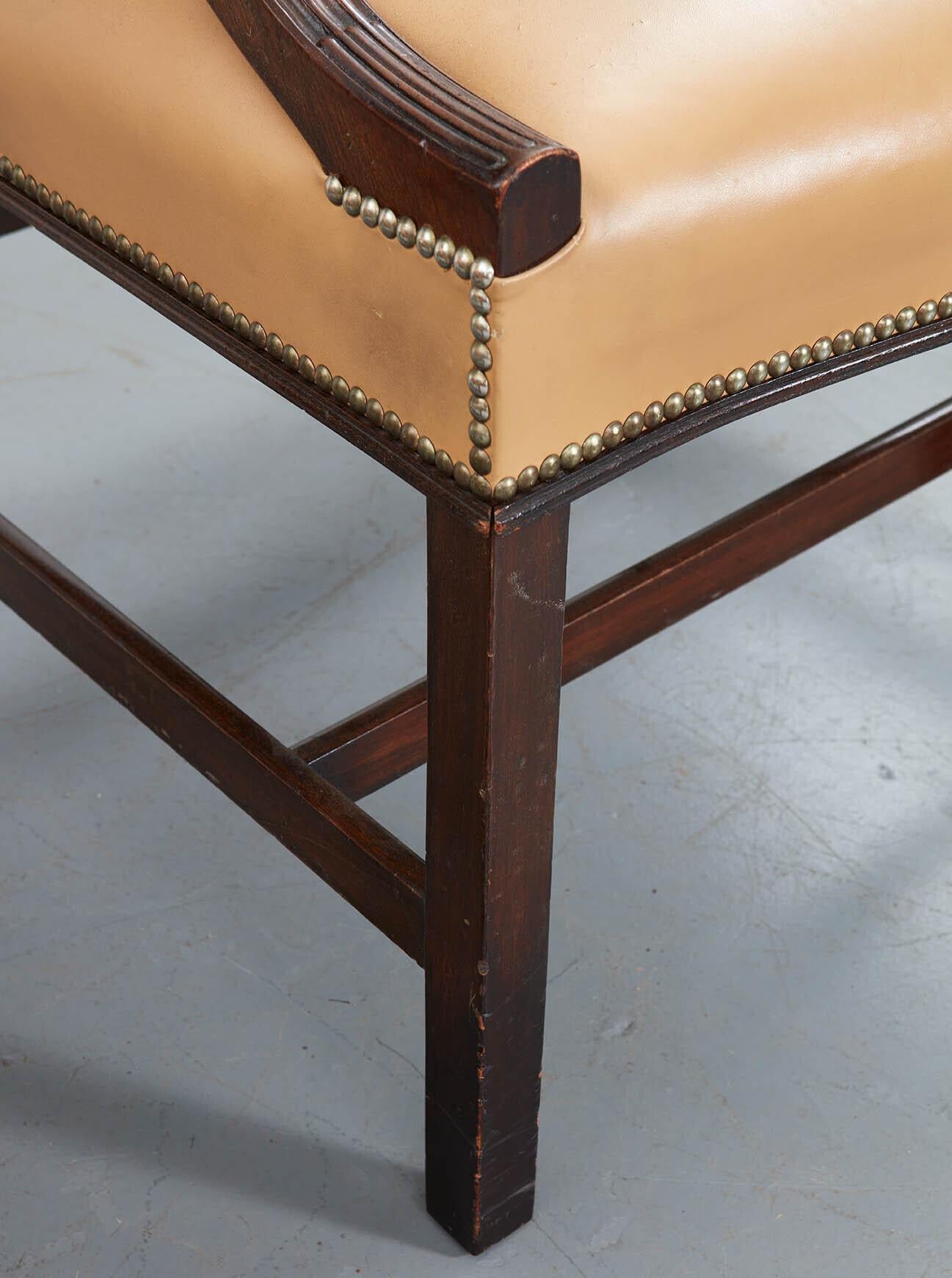 Paar Gainsborough-Stühle aus Leder im georgianischen Stil im Angebot 6