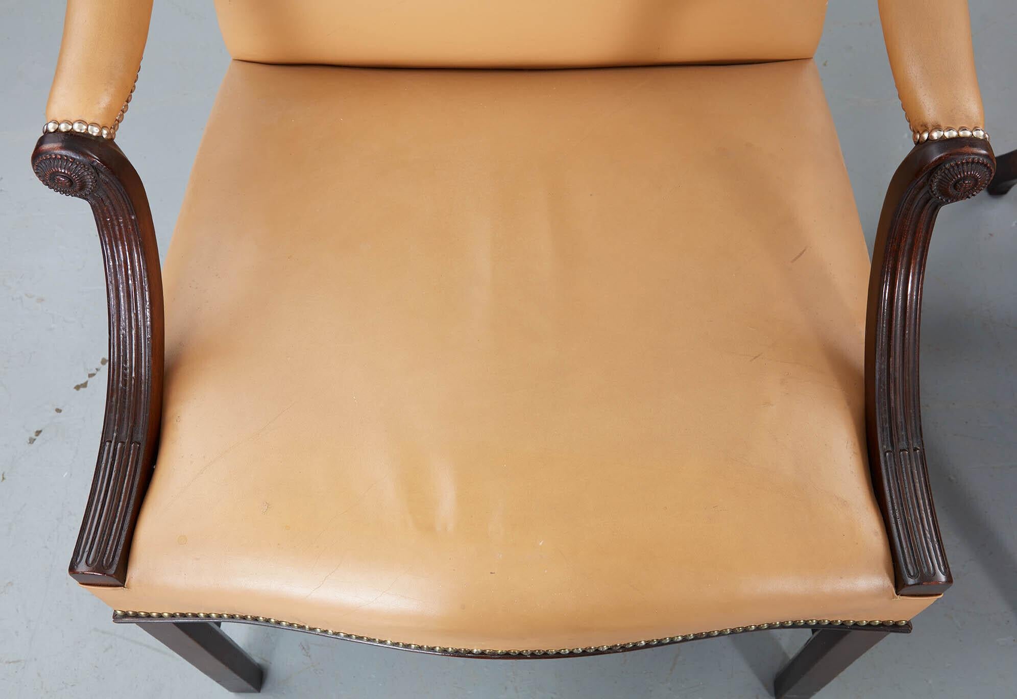 Paar Gainsborough-Stühle aus Leder im georgianischen Stil im Angebot 7