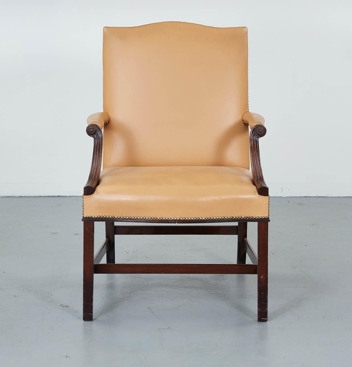 Paar Gainsborough-Stühle aus Leder im georgianischen Stil (Georgian) im Angebot