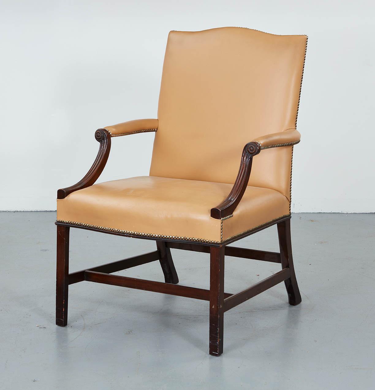 Paar Gainsborough-Stühle aus Leder im georgianischen Stil (Englisch) im Angebot