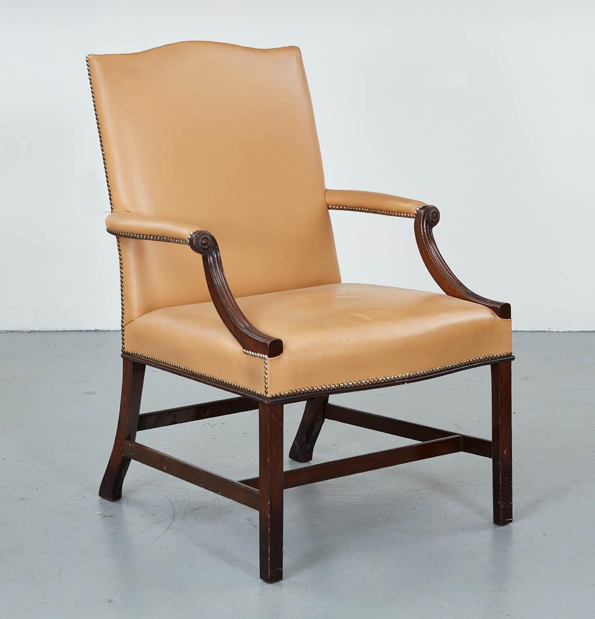 Paar Gainsborough-Stühle aus Leder im georgianischen Stil im Zustand „Gut“ im Angebot in Greenwich, CT