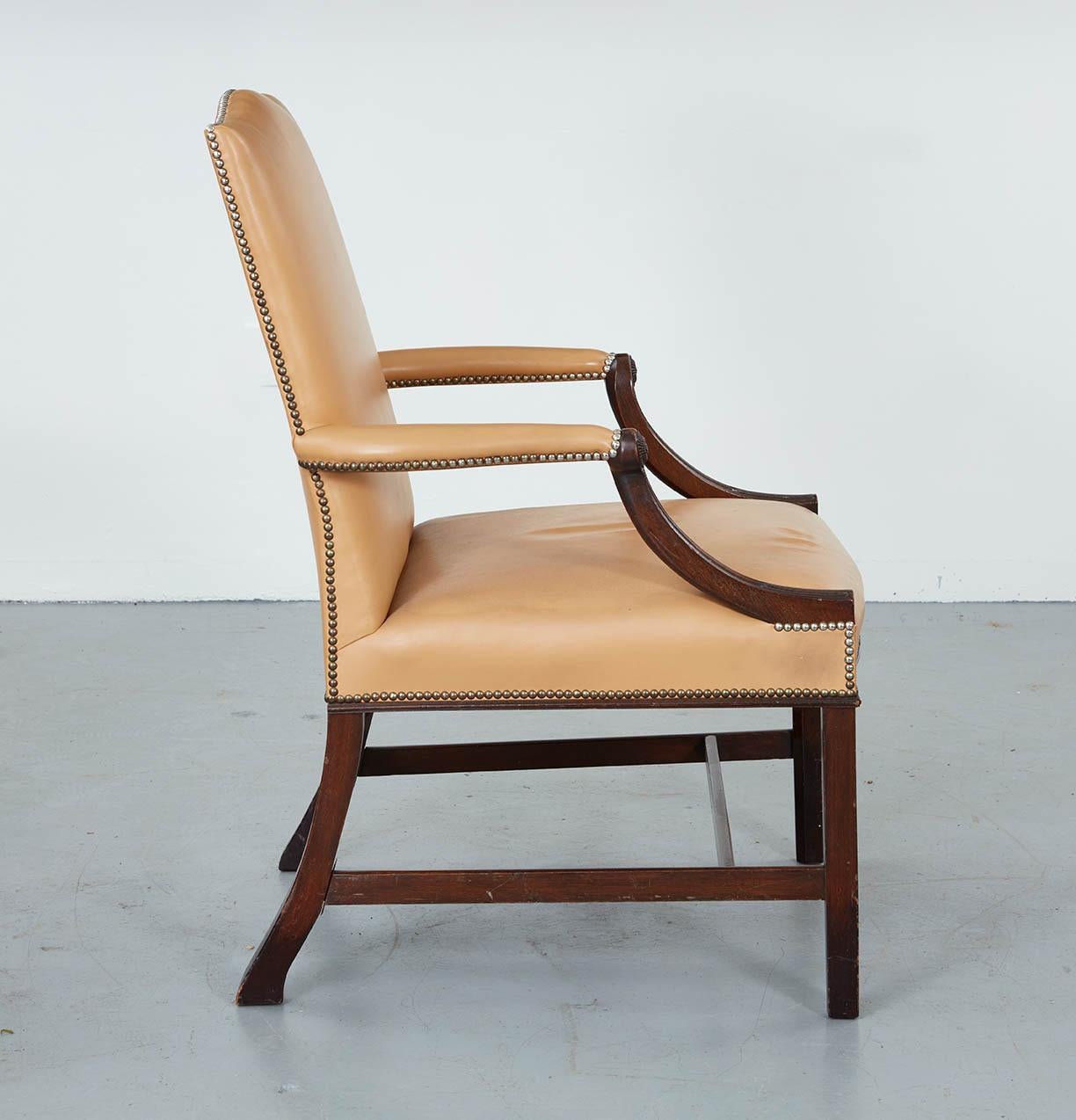 Paar Gainsborough-Stühle aus Leder im georgianischen Stil (Frühes 20. Jahrhundert) im Angebot