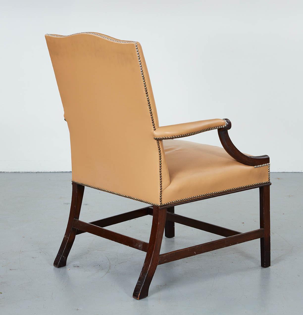 Paar Gainsborough-Stühle aus Leder im georgianischen Stil im Angebot 1