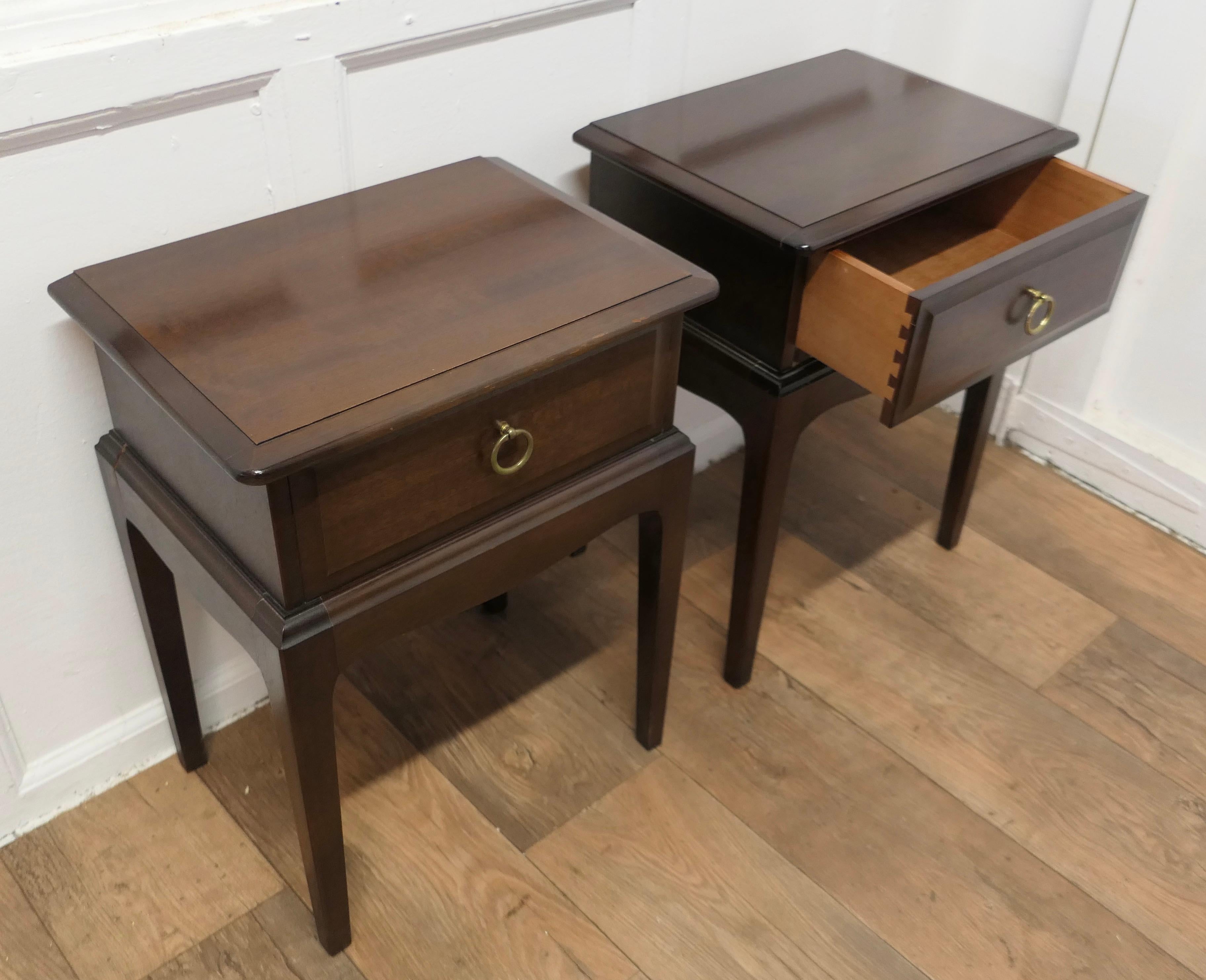 Pair of Georgian Style Night Tables Bedside Cabinets In Good Condition In Chillerton, Isle of Wight