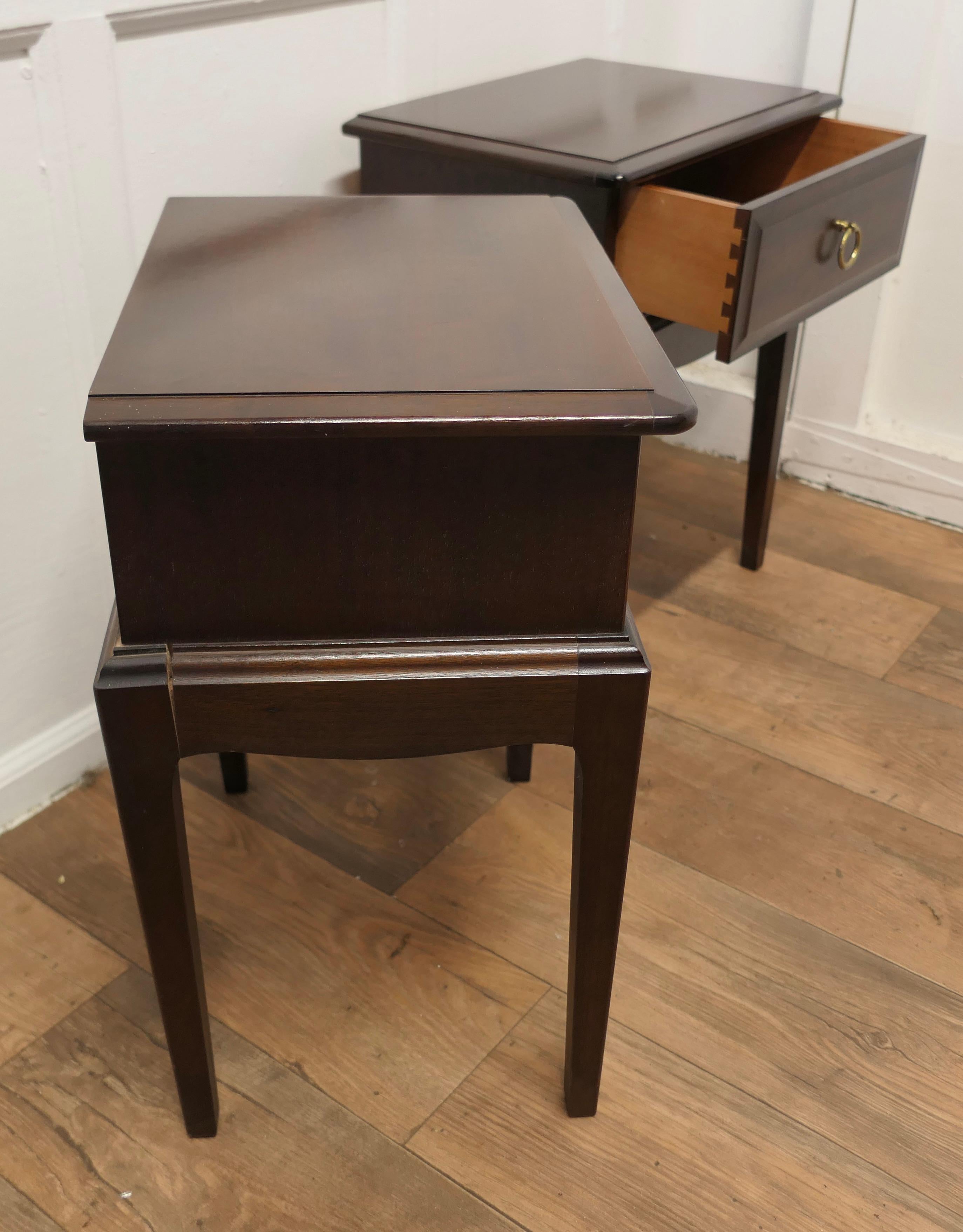 Mid-20th Century Pair of Georgian Style Night Tables Bedside Cabinets