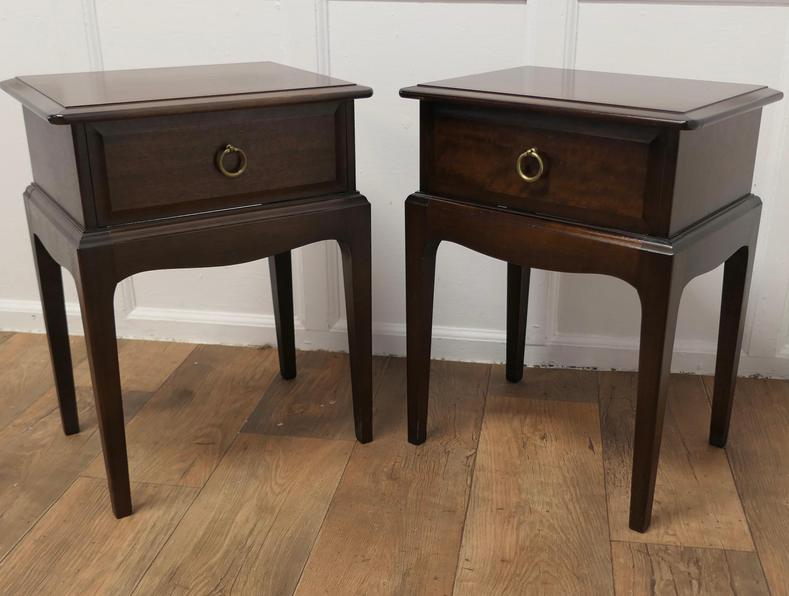Walnut Pair of Georgian Style Night Tables Bedside Cabinets