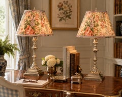 Coppia di lampade a candeliere in stile georgiano in silverplate di Currey & Company