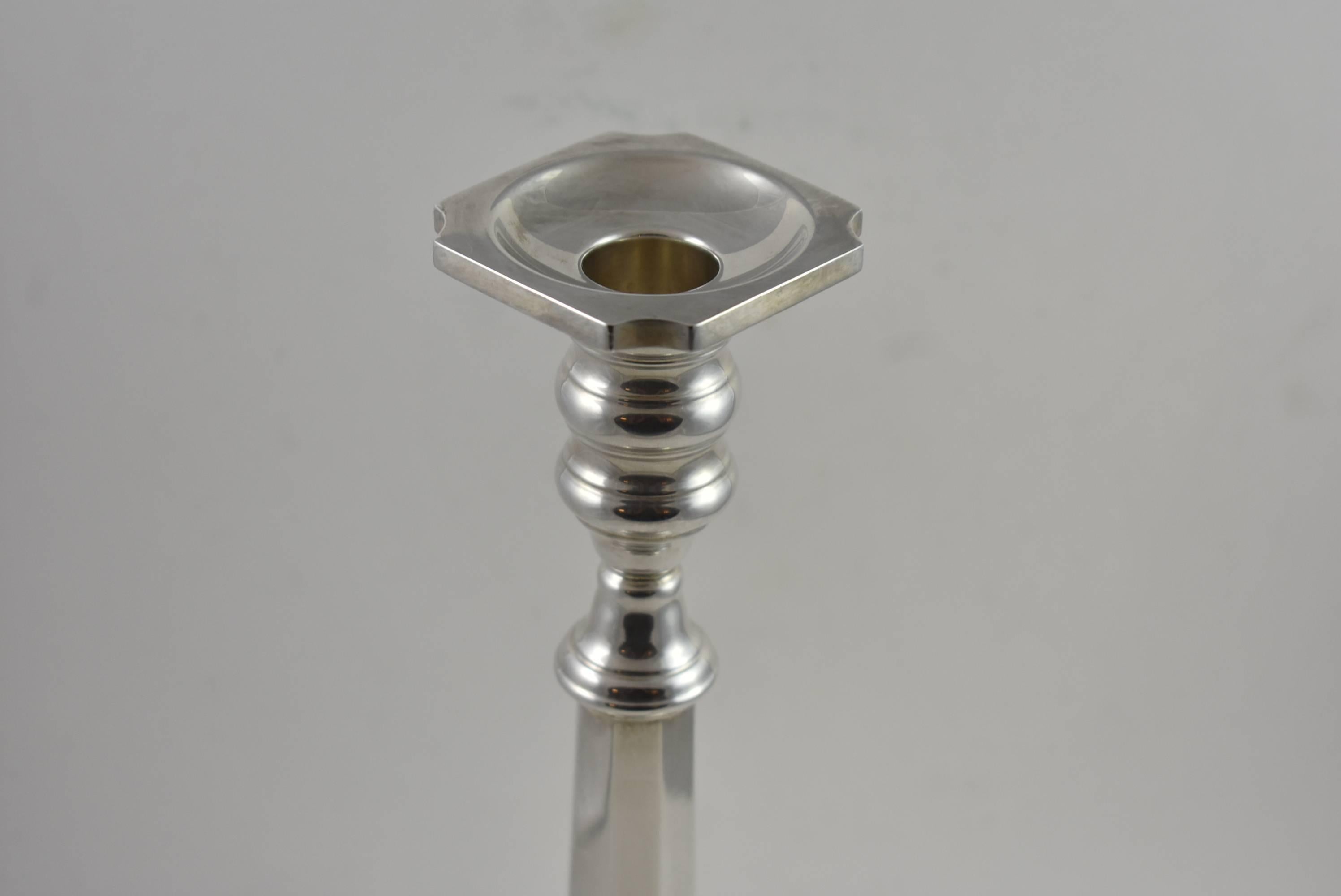 Georgiano Coppia di candelieri in argento sterling in stile georgiano di Cartier in vendita