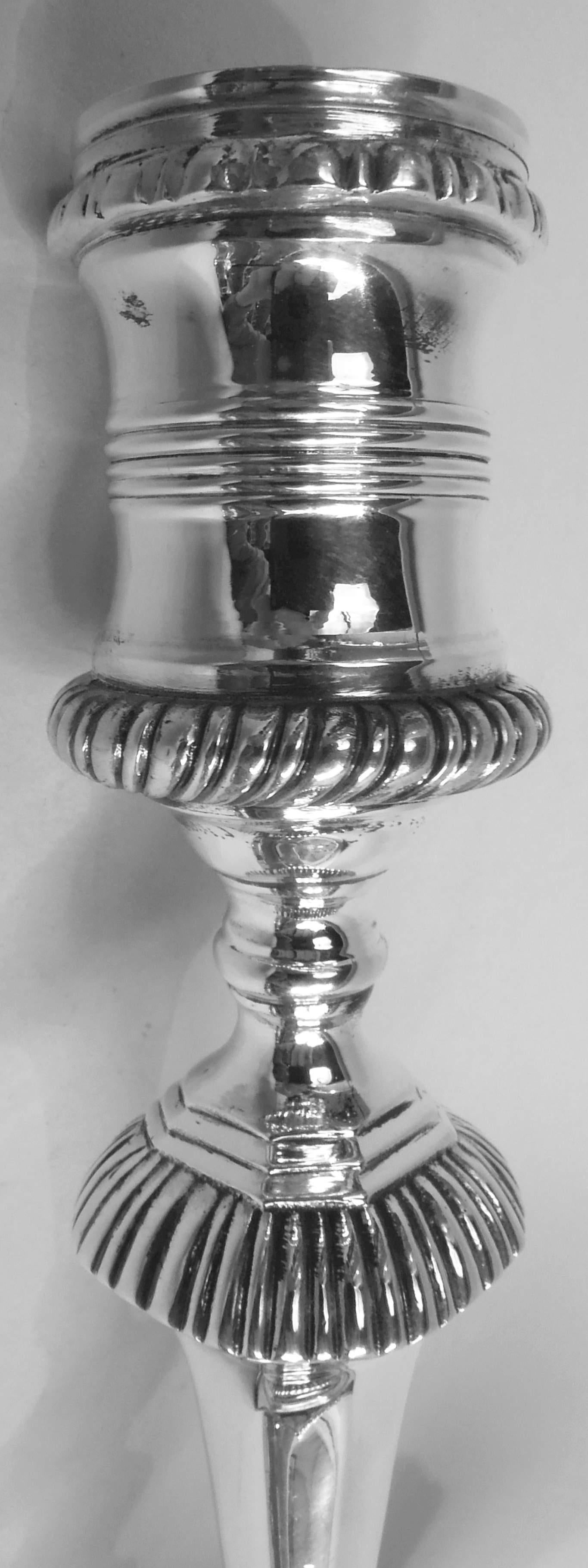 Coppia di candelieri in argento sterling in stile georgiano di Currier & Roby In condizioni ottime in vendita a New York, NY