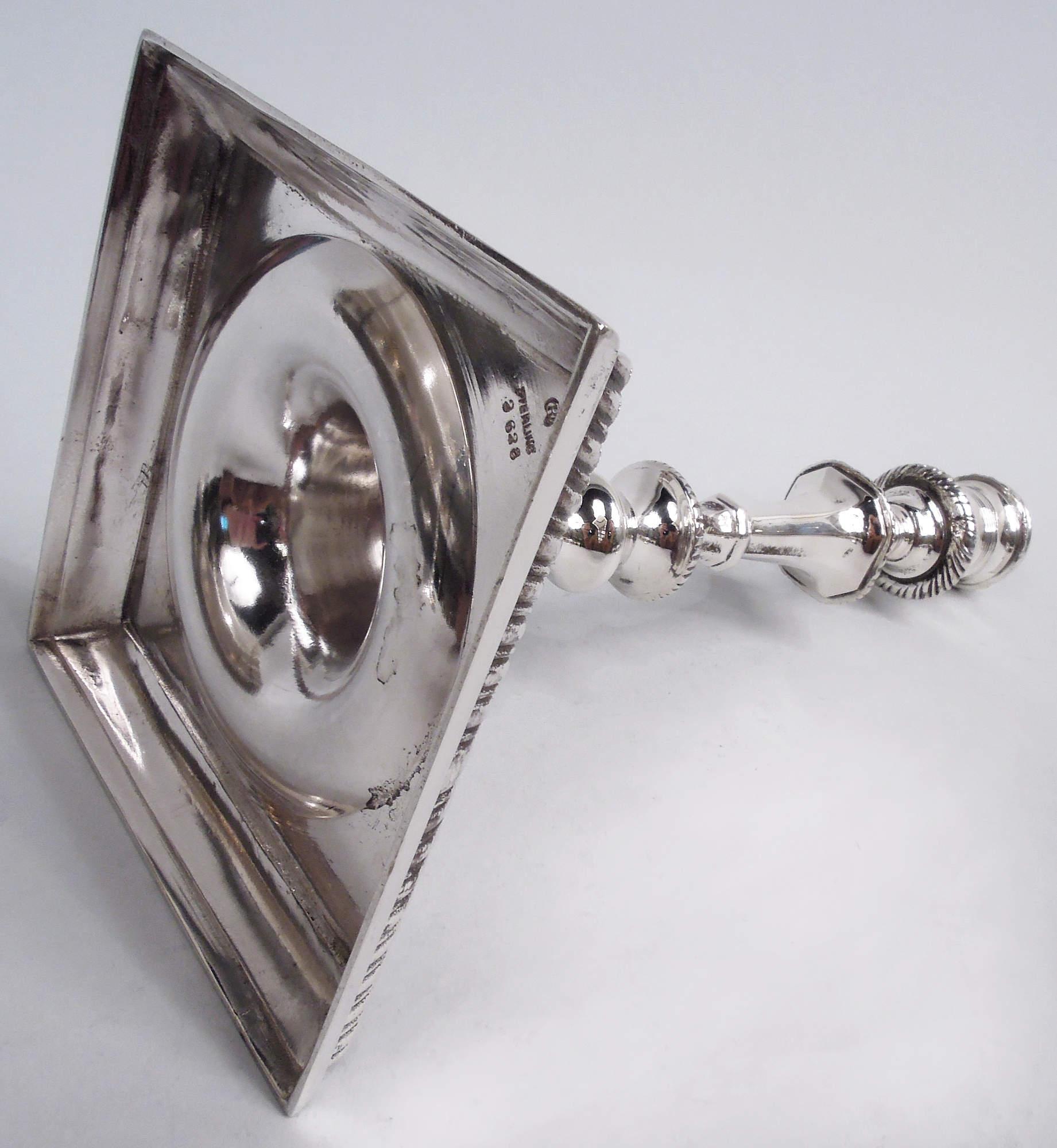 XX secolo Coppia di candelieri in argento sterling in stile georgiano di Currier & Roby in vendita