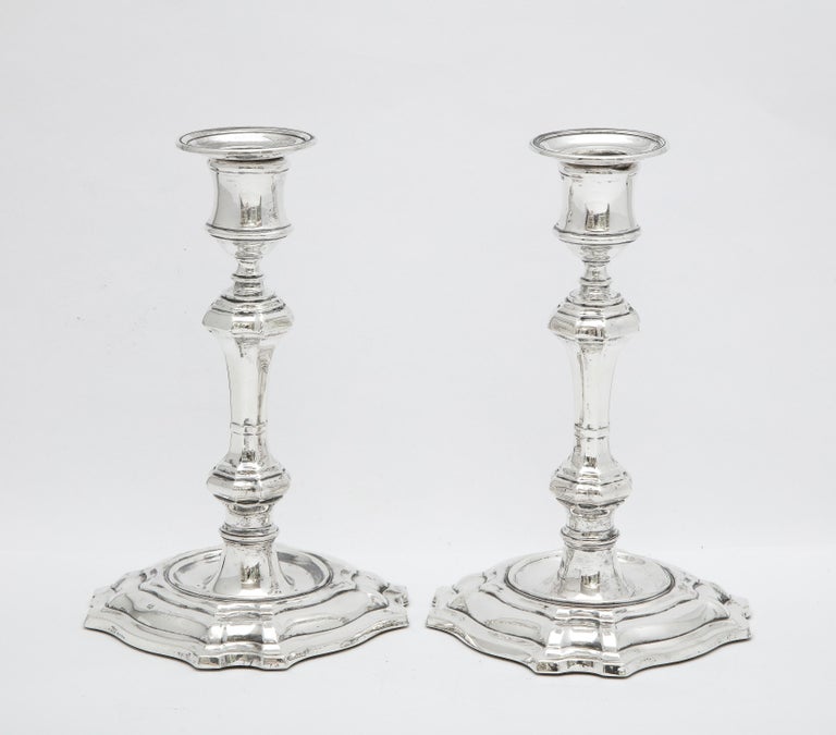 Pair of Georgian-Style Sterling Silver Candlesticks by William Hutton & Sons In Good Condition For Sale In New York, NY