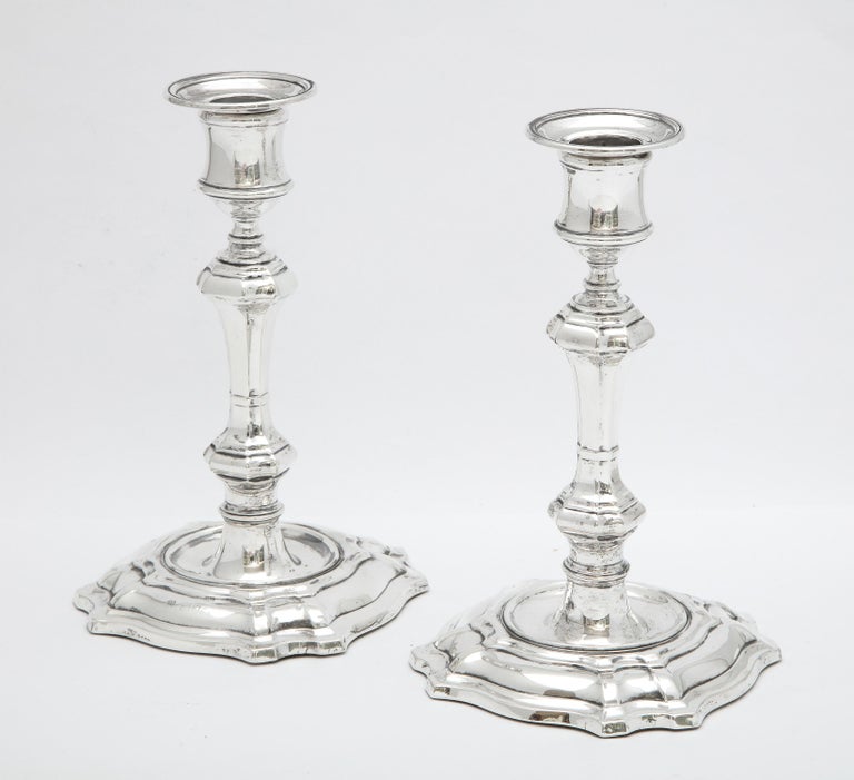 Early 20th Century Pair of Georgian-Style Sterling Silver Candlesticks by William Hutton & Sons For Sale