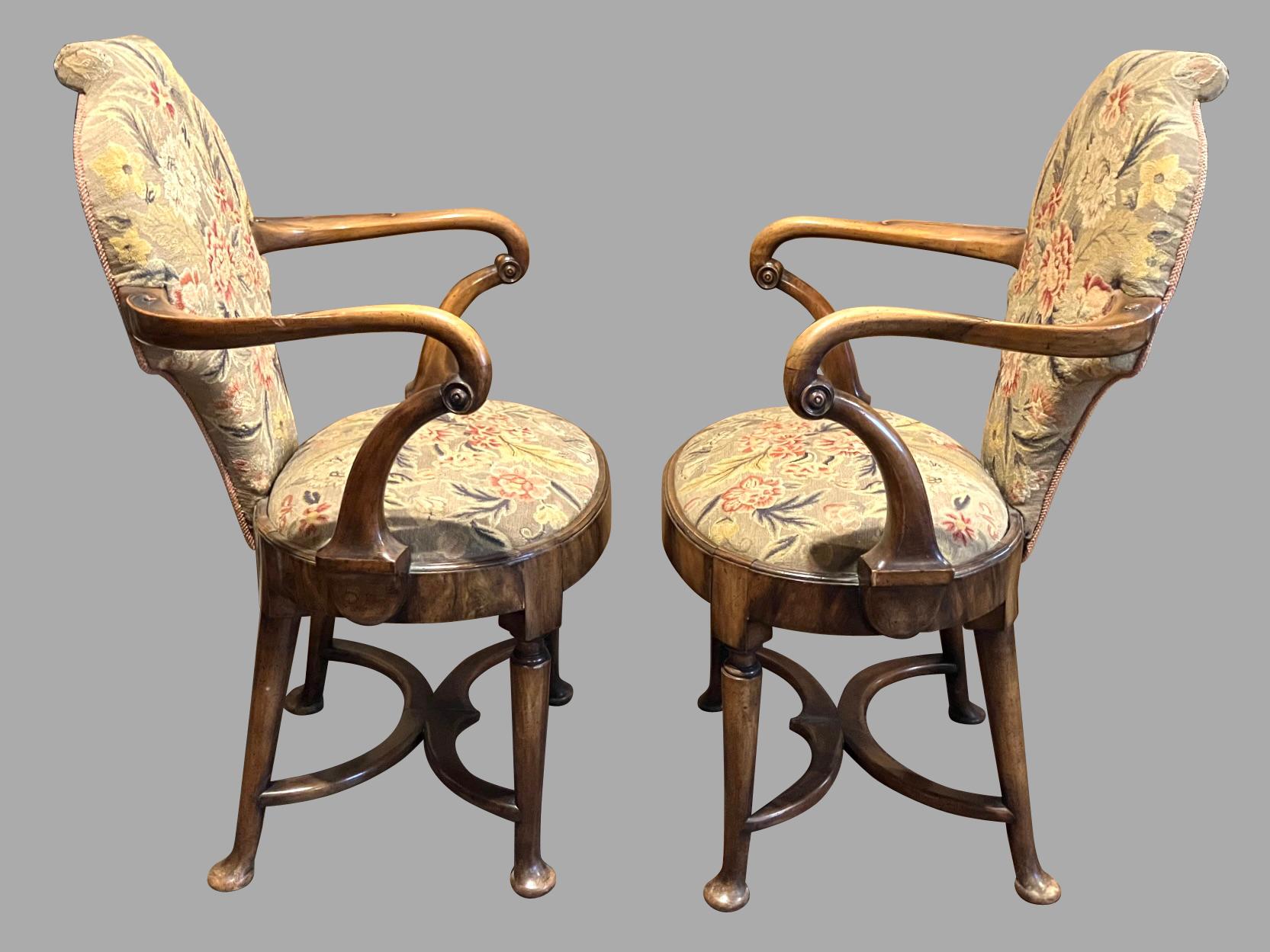 Giorgio II Coppia di poltrone in noce in stile georgiano realizzate da Charles Tozer, Londra in vendita