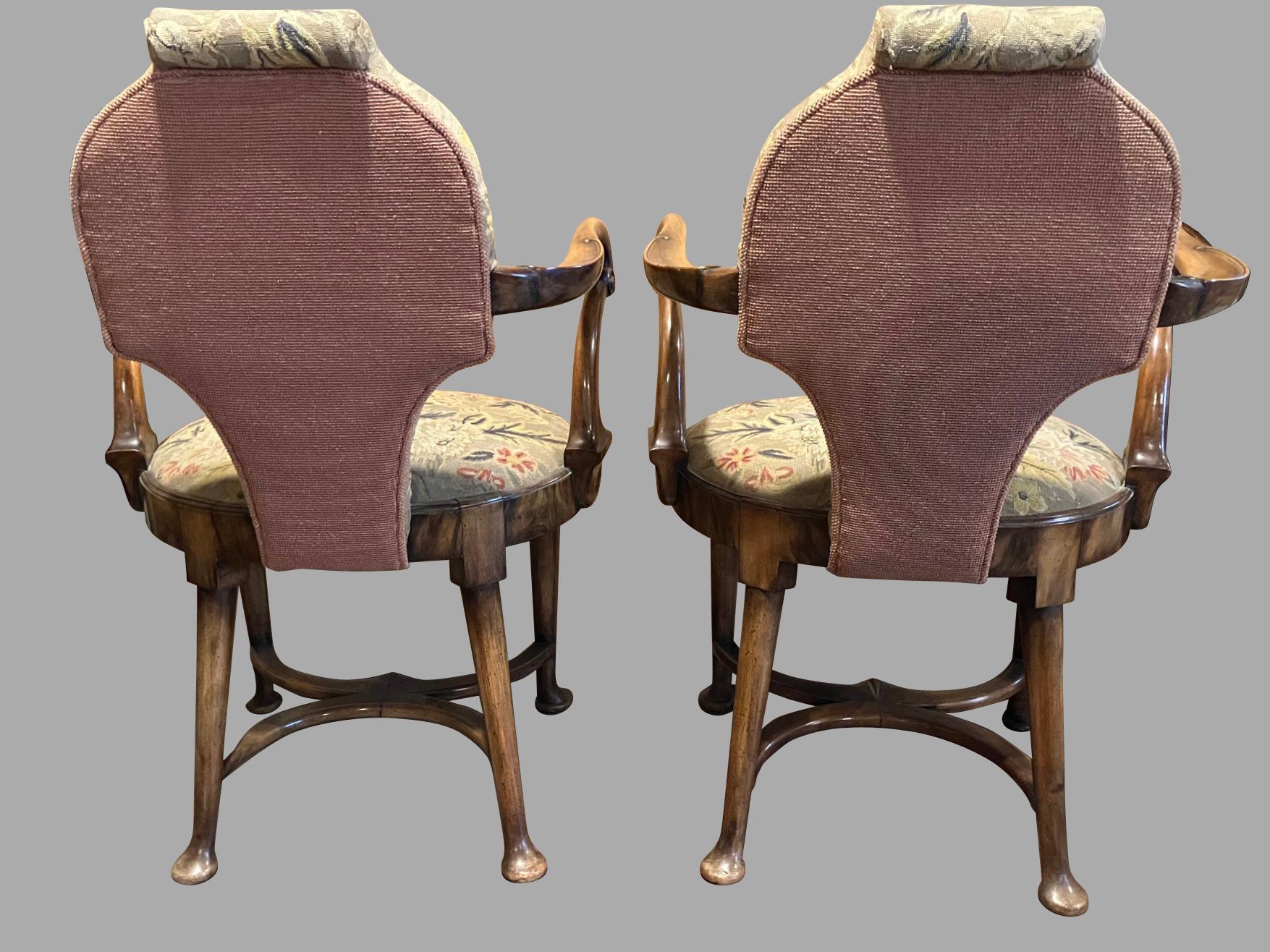 Inglese Coppia di poltrone in noce in stile georgiano realizzate da Charles Tozer, Londra in vendita
