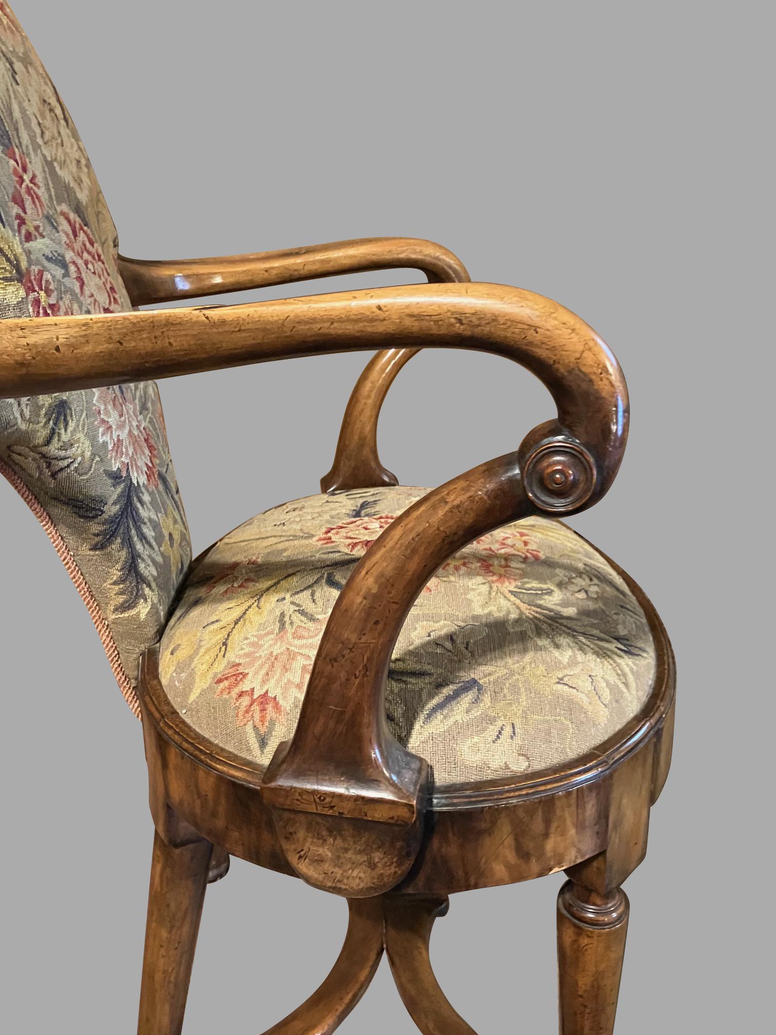 XX secolo Coppia di poltrone in noce in stile georgiano realizzate da Charles Tozer, Londra in vendita