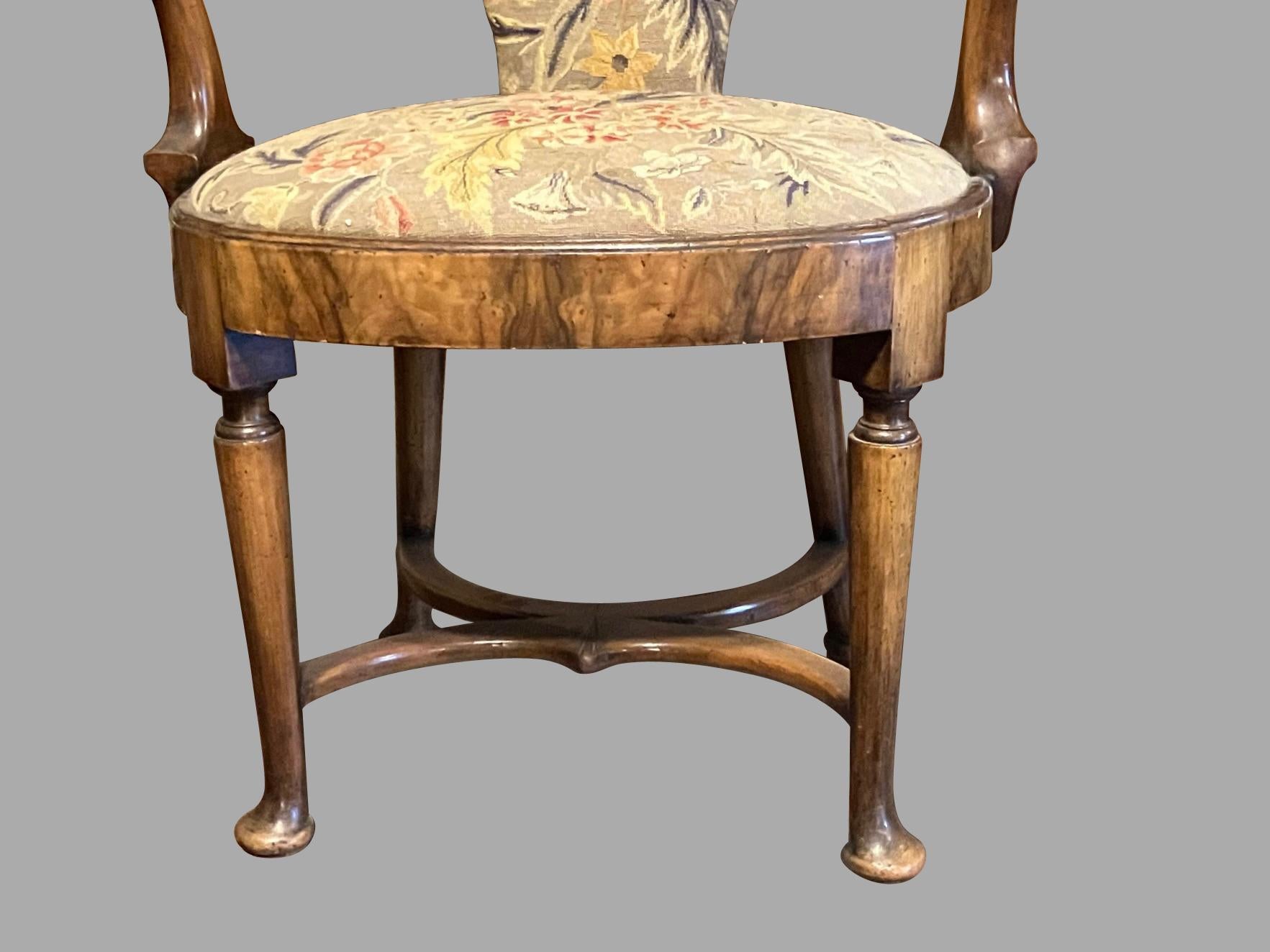 Noce Coppia di poltrone in noce in stile georgiano realizzate da Charles Tozer, Londra in vendita