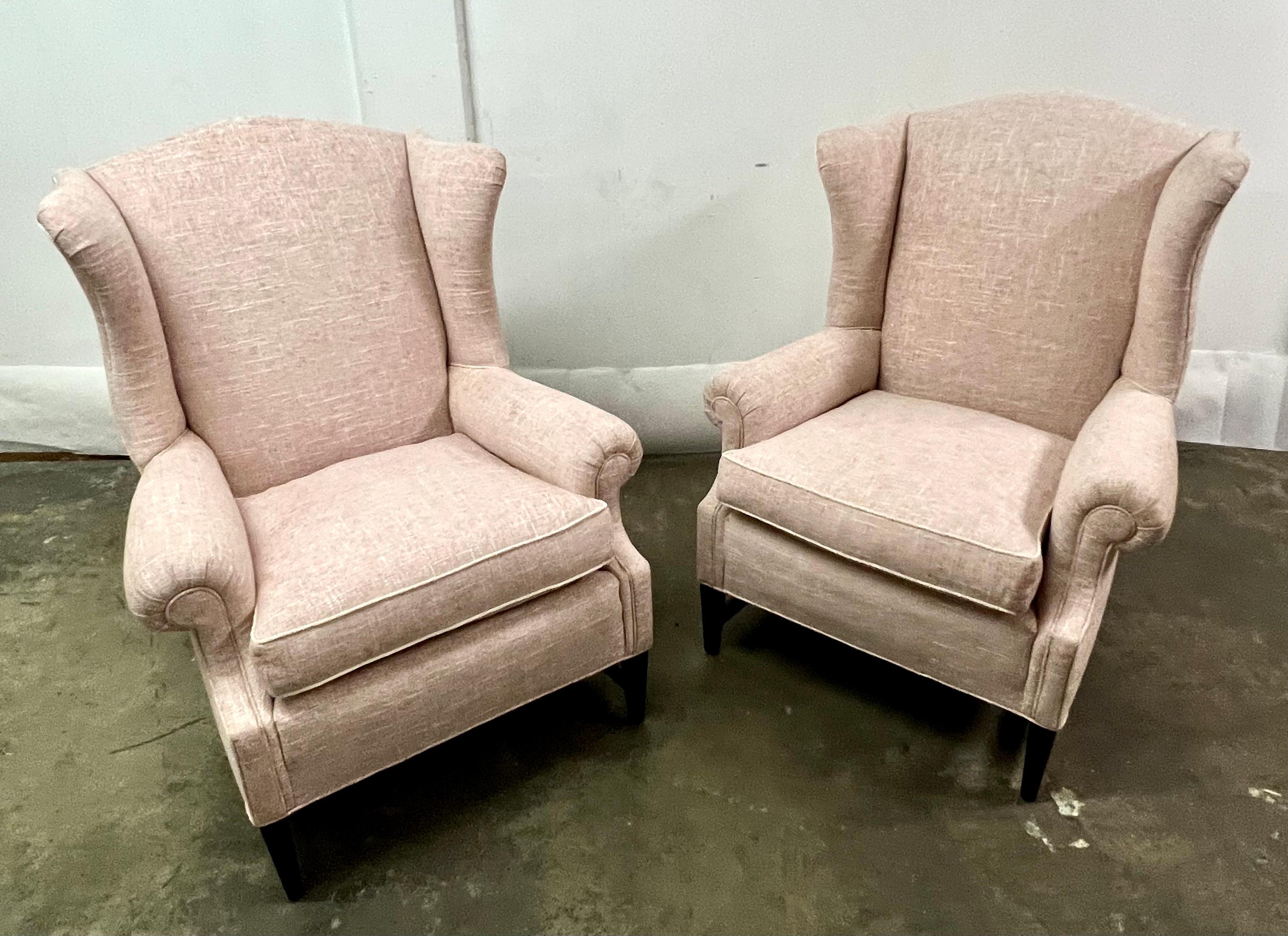 Pair of Georgian Style Wingback Chairs Upholstered in Linen In Good Condition For Sale In Los Angeles, CA