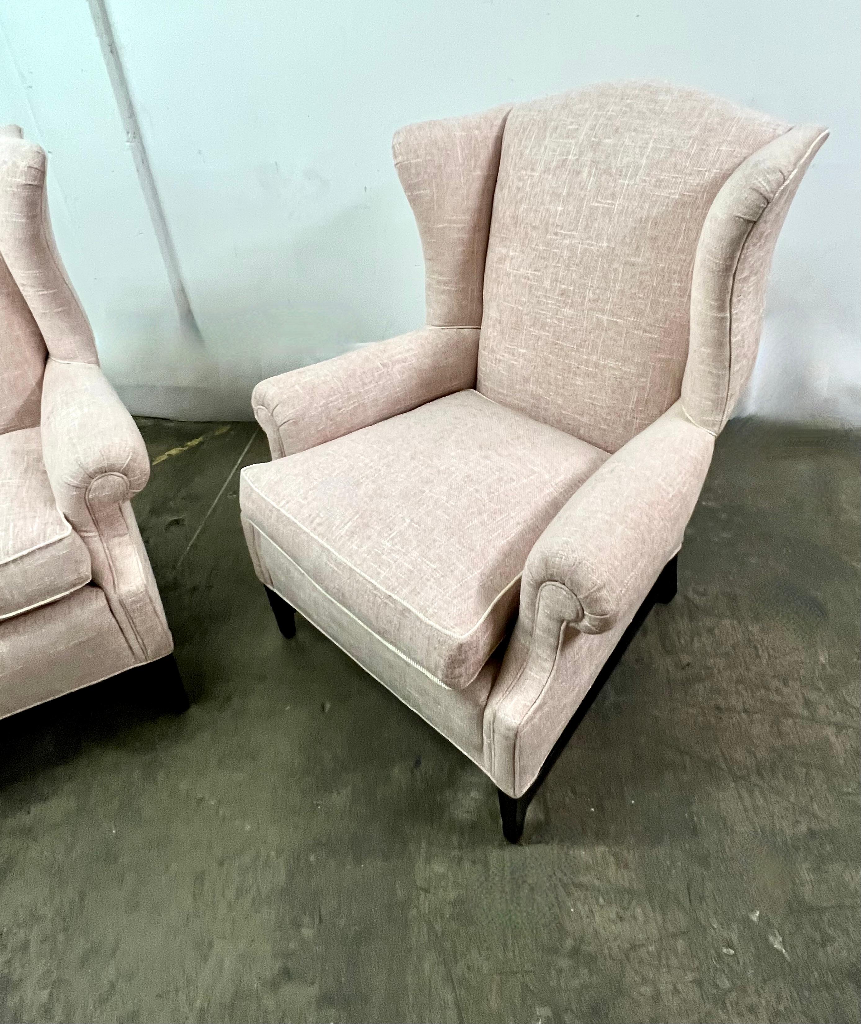 20th Century Pair of Georgian Style Wingback Chairs Upholstered in Linen For Sale