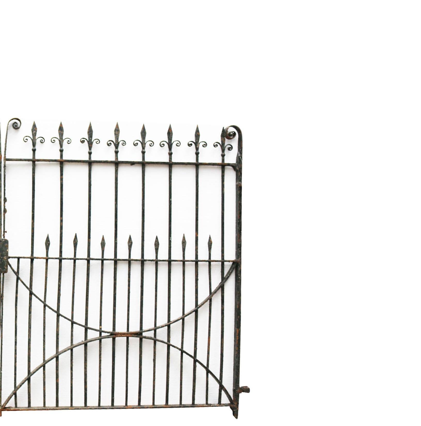 About

A pair of elegant mid-19th century driveway gates reclaimed from a property in Exeter.

Condition report:

These gates are in good structural condition and are finished in old paint. There is no latch or stay. 

Style:

Georgian,