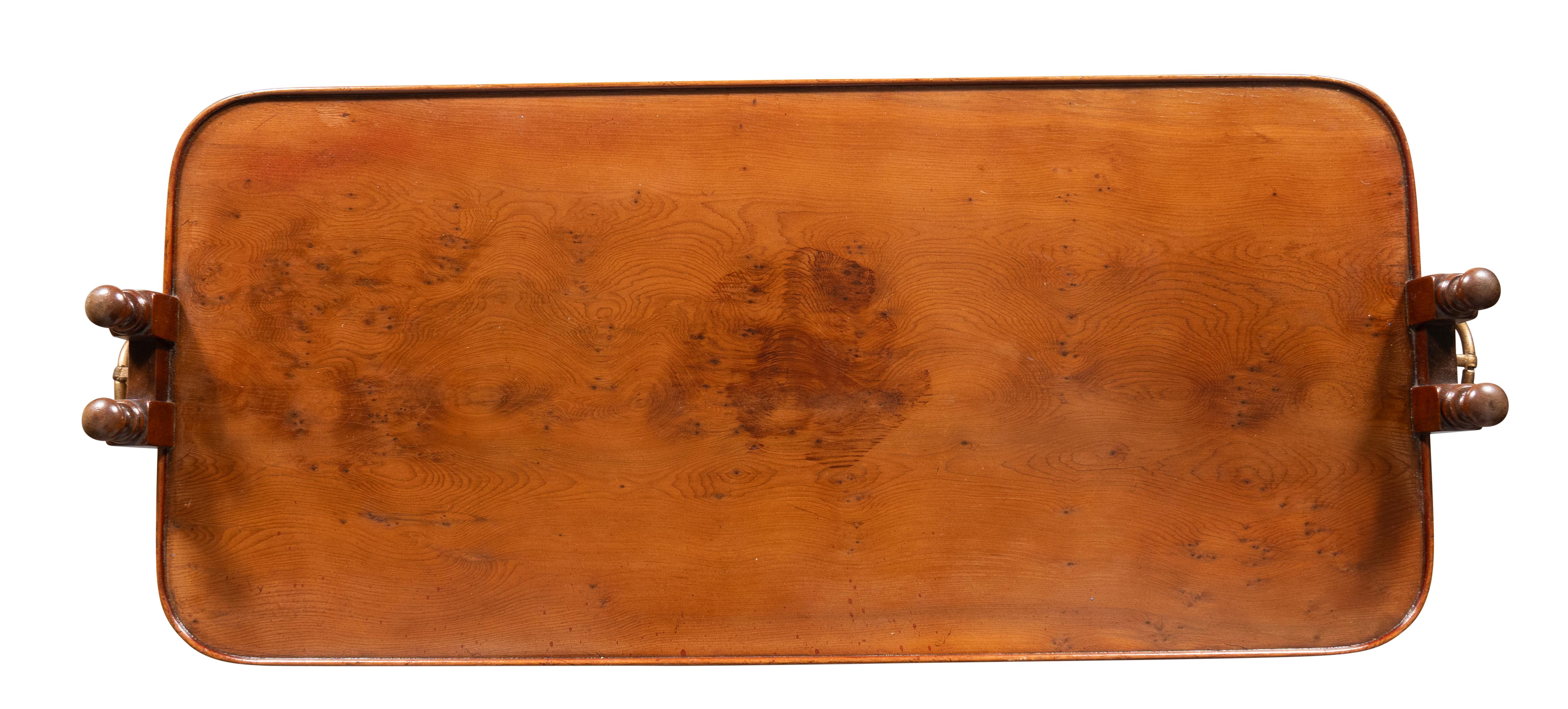Paire de tables d'appoint à deux niveaux en bois d'if de style géorgien en vente 4