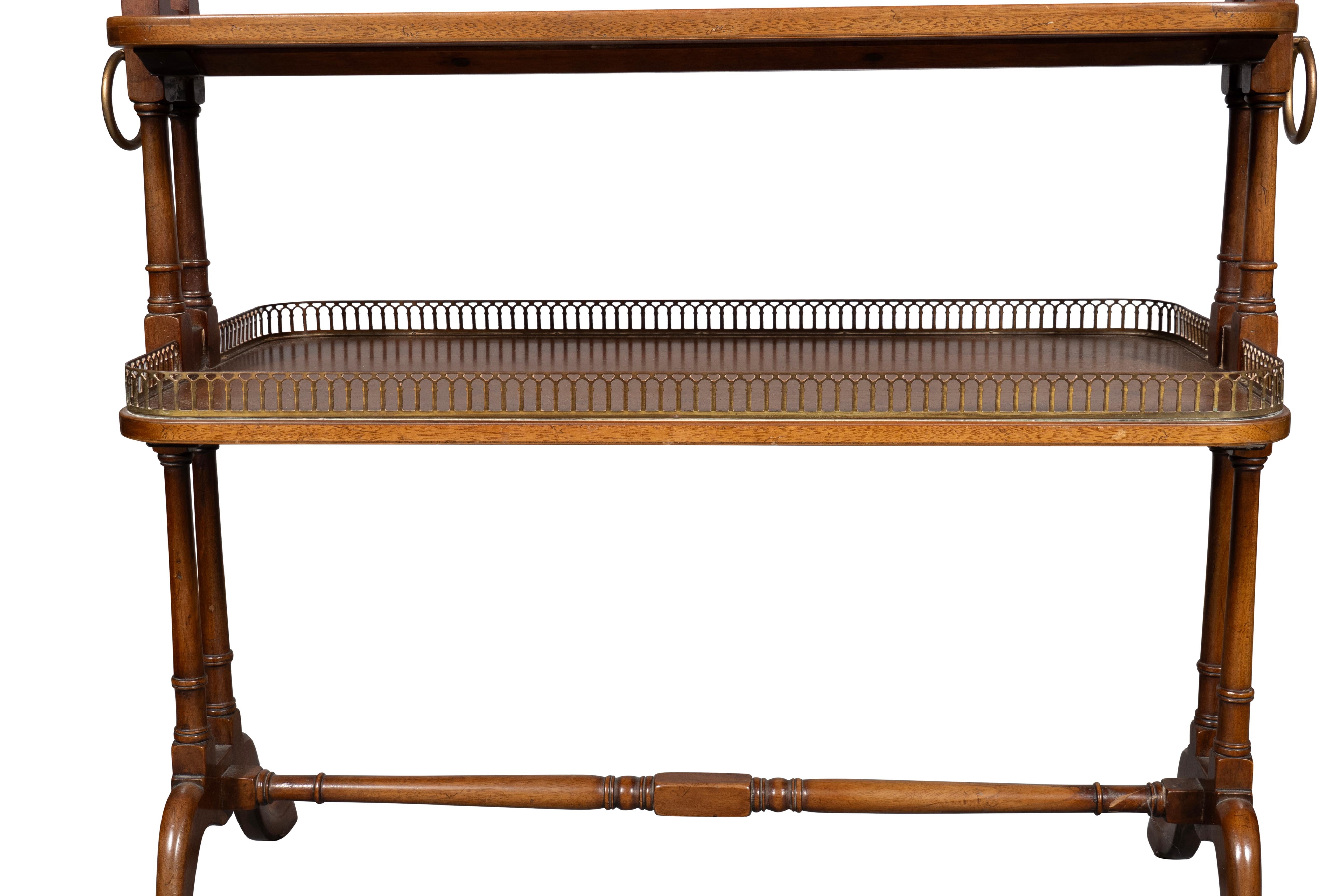 Paire de tables d'appoint à deux niveaux en bois d'if de style géorgien en vente 6