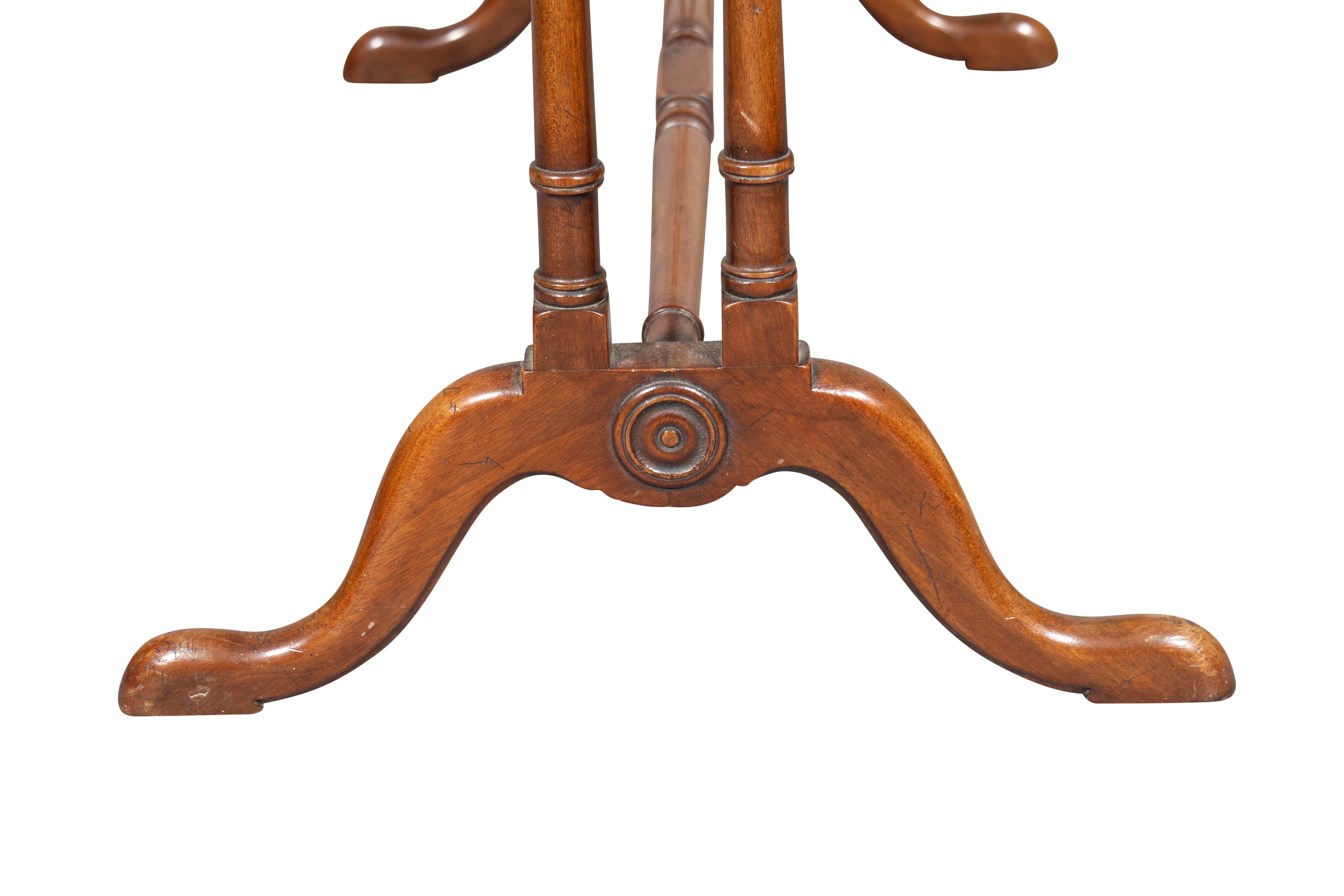 Paire de tables d'appoint à deux niveaux en bois d'if de style géorgien en vente 7