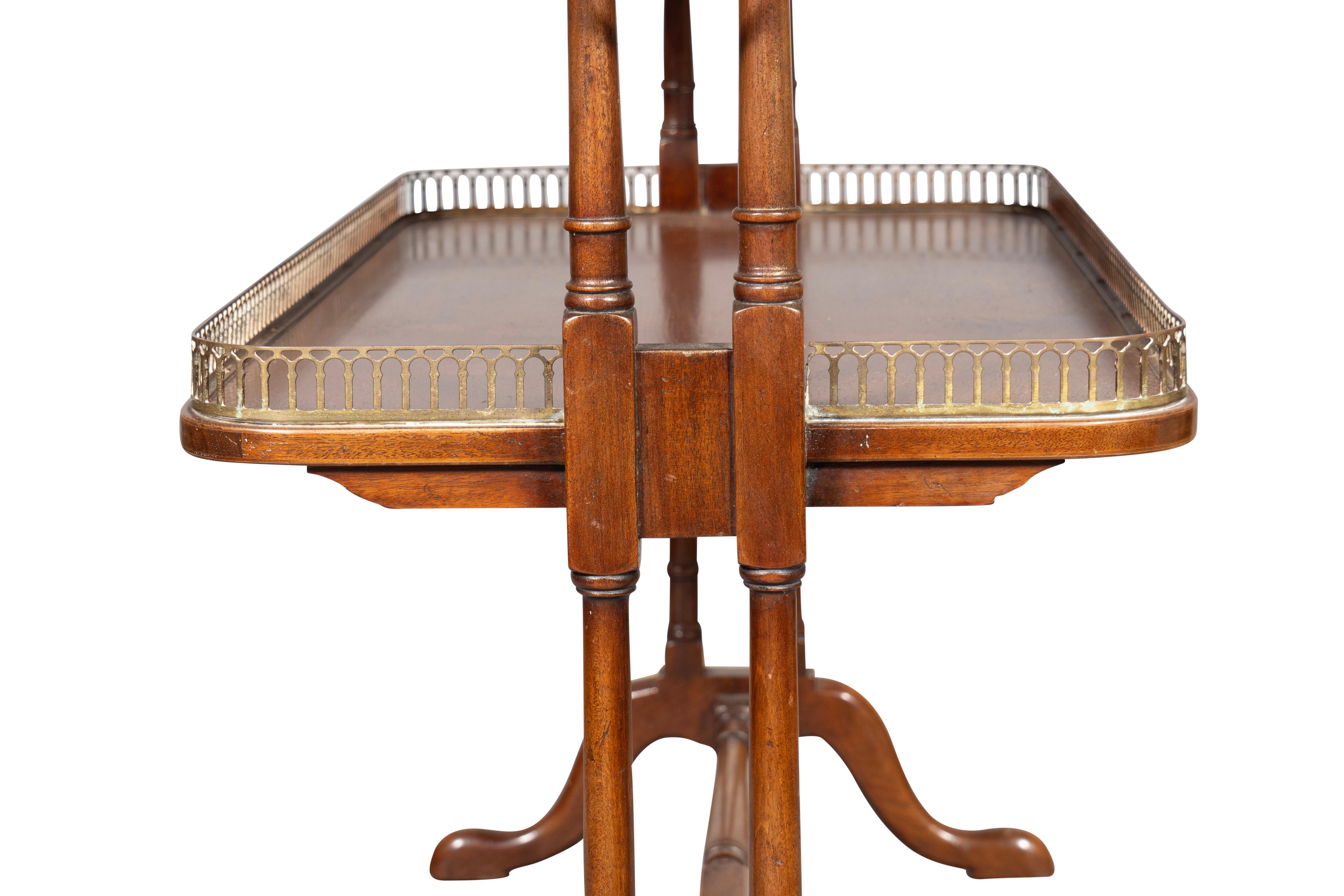 Paire de tables d'appoint à deux niveaux en bois d'if de style géorgien en vente 8