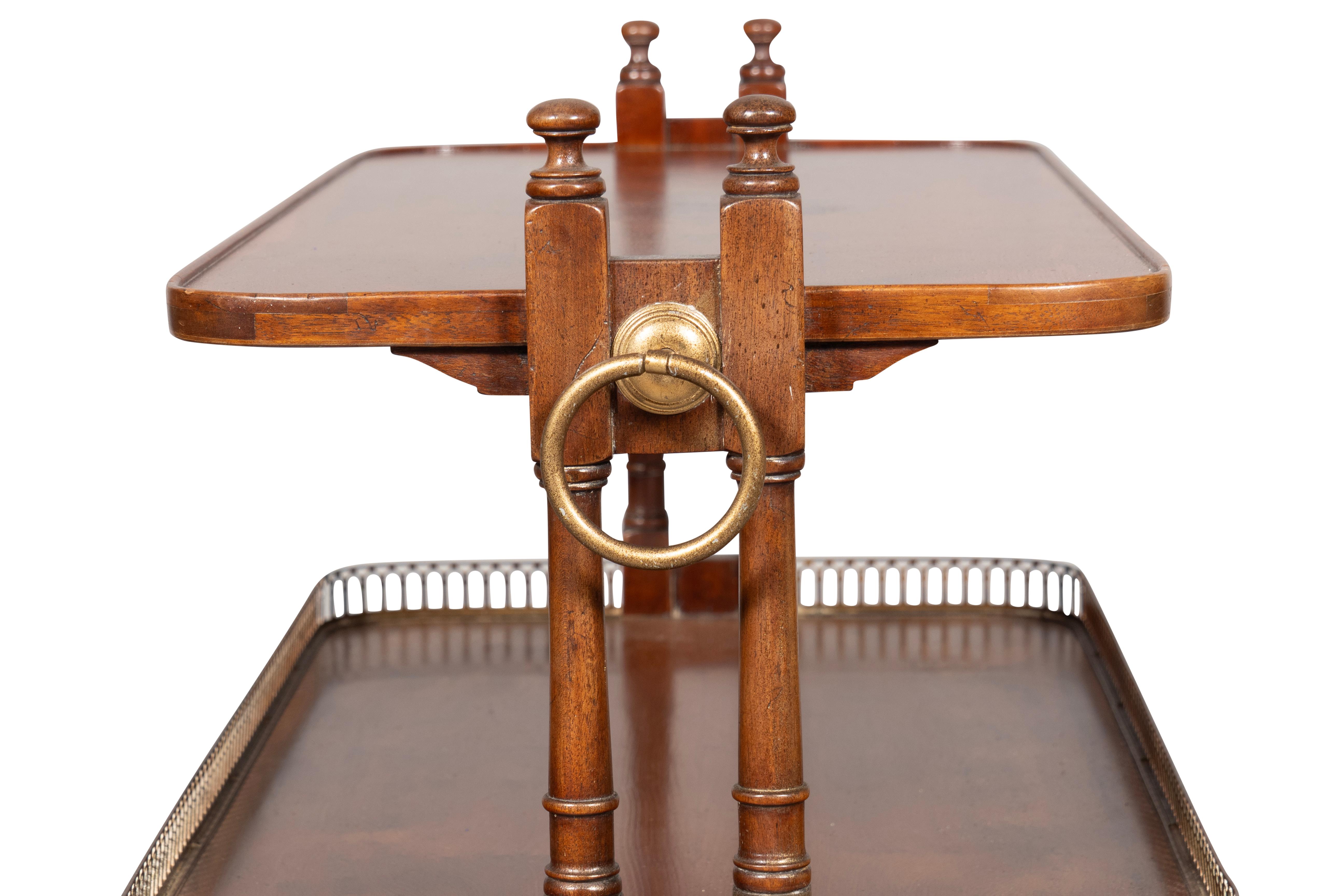 Paire de tables d'appoint à deux niveaux en bois d'if de style géorgien en vente 9