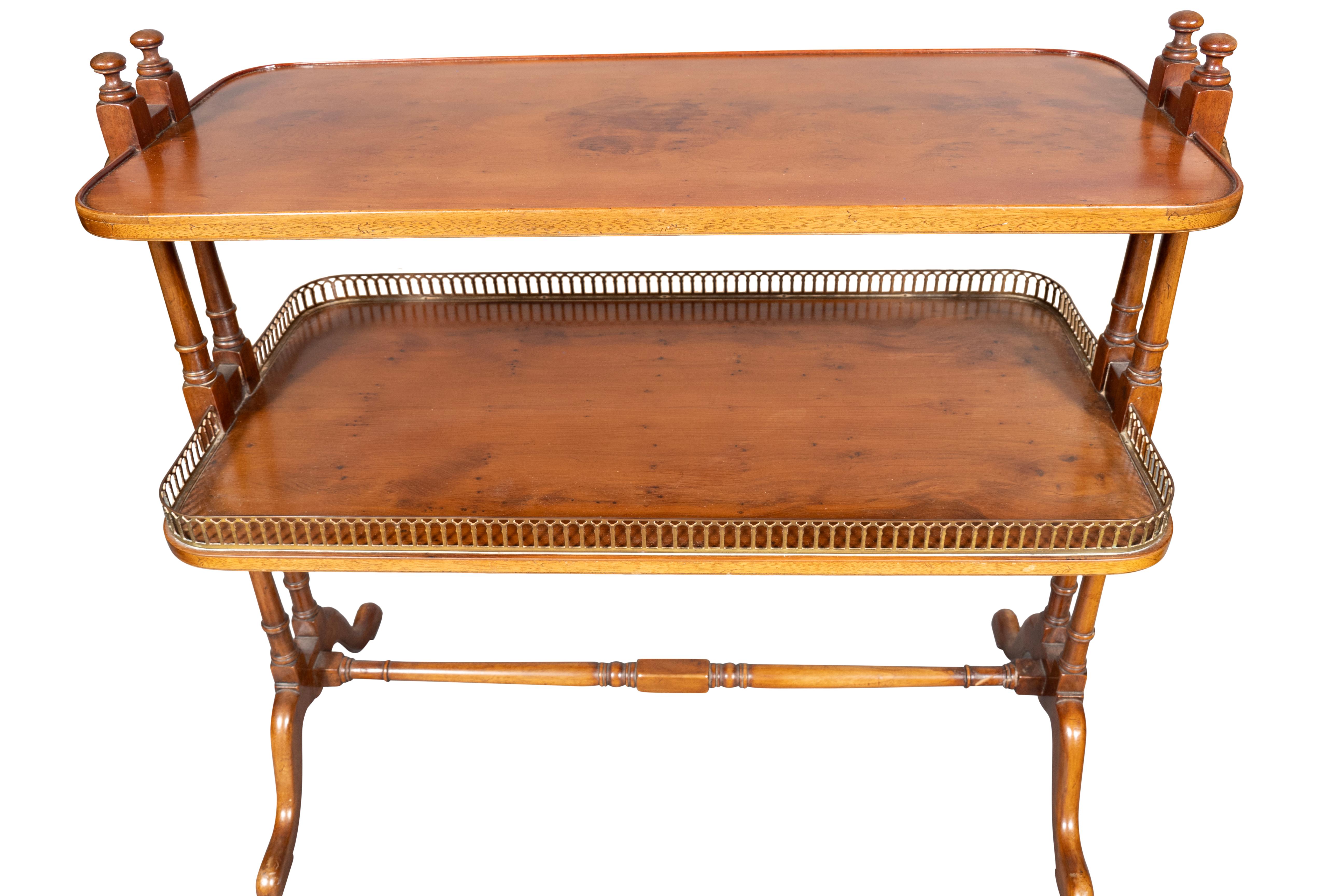 Paire de tables d'appoint à deux niveaux en bois d'if de style géorgien en vente 10