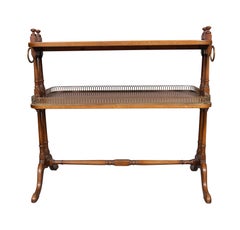 Coppia di tavolini a due piani in legno di tasso in stile georgiano