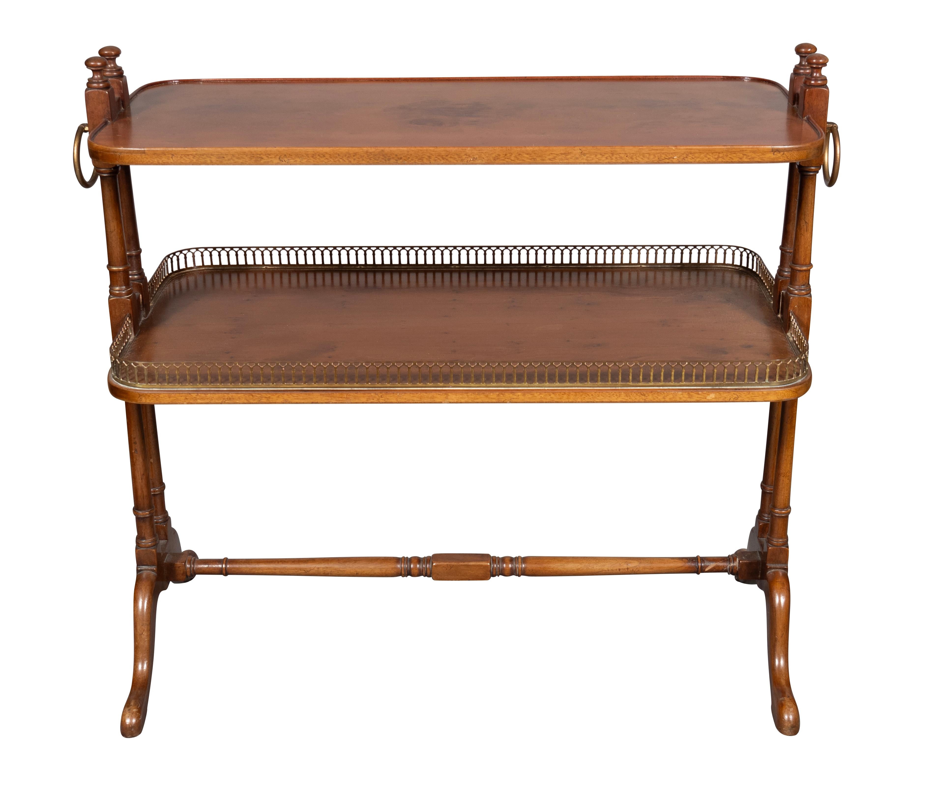 Américain Paire de tables d'appoint à deux niveaux en bois d'if de style géorgien en vente