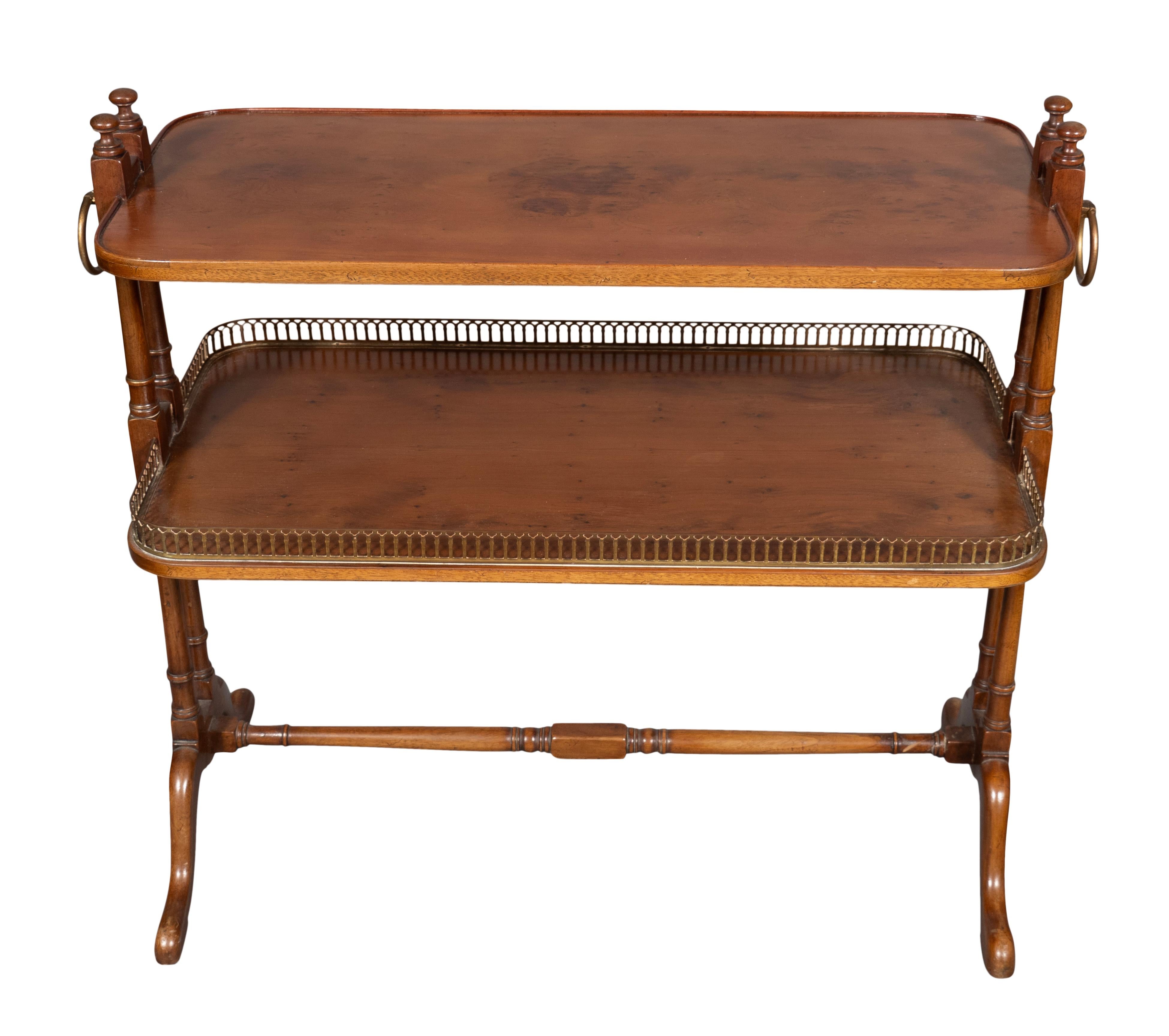 Paire de tables d'appoint à deux niveaux en bois d'if de style géorgien Bon état - En vente à Essex, MA