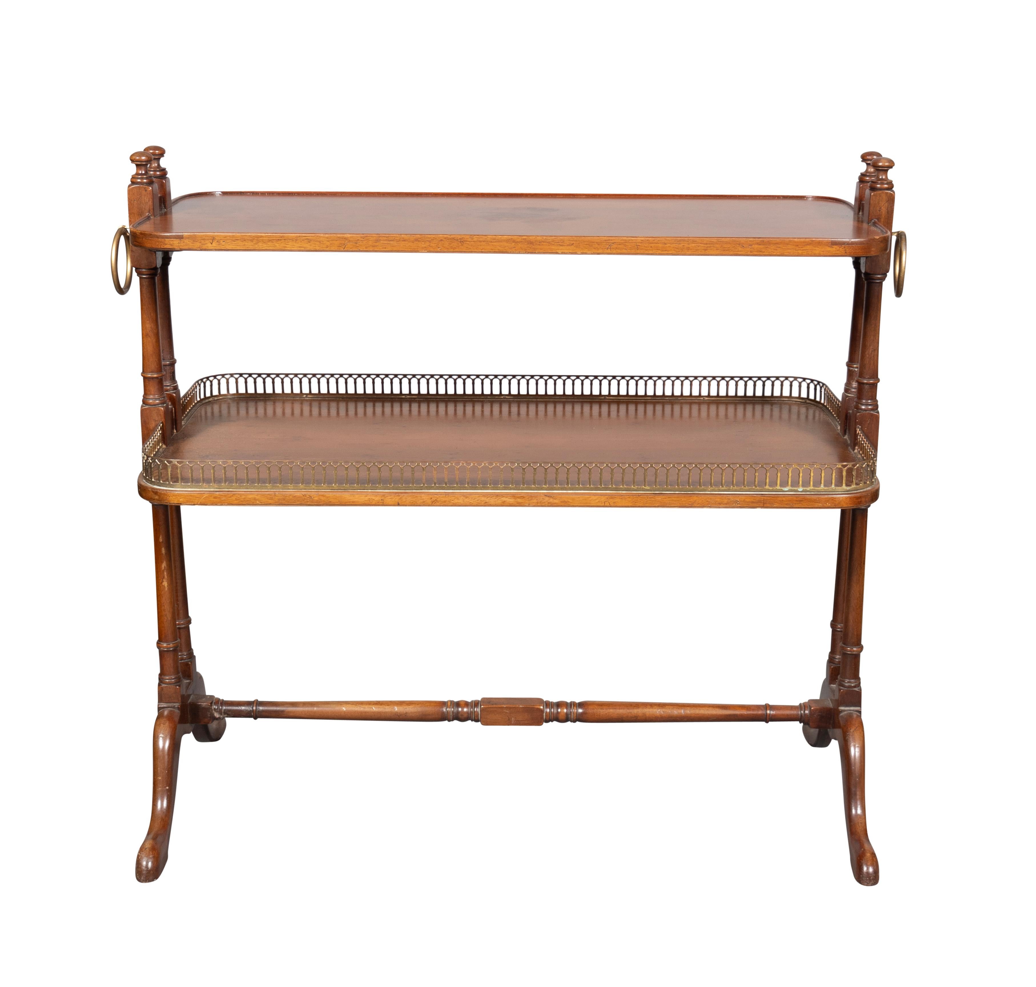 Paire de tables d'appoint à deux niveaux en bois d'if de style géorgien en vente 1