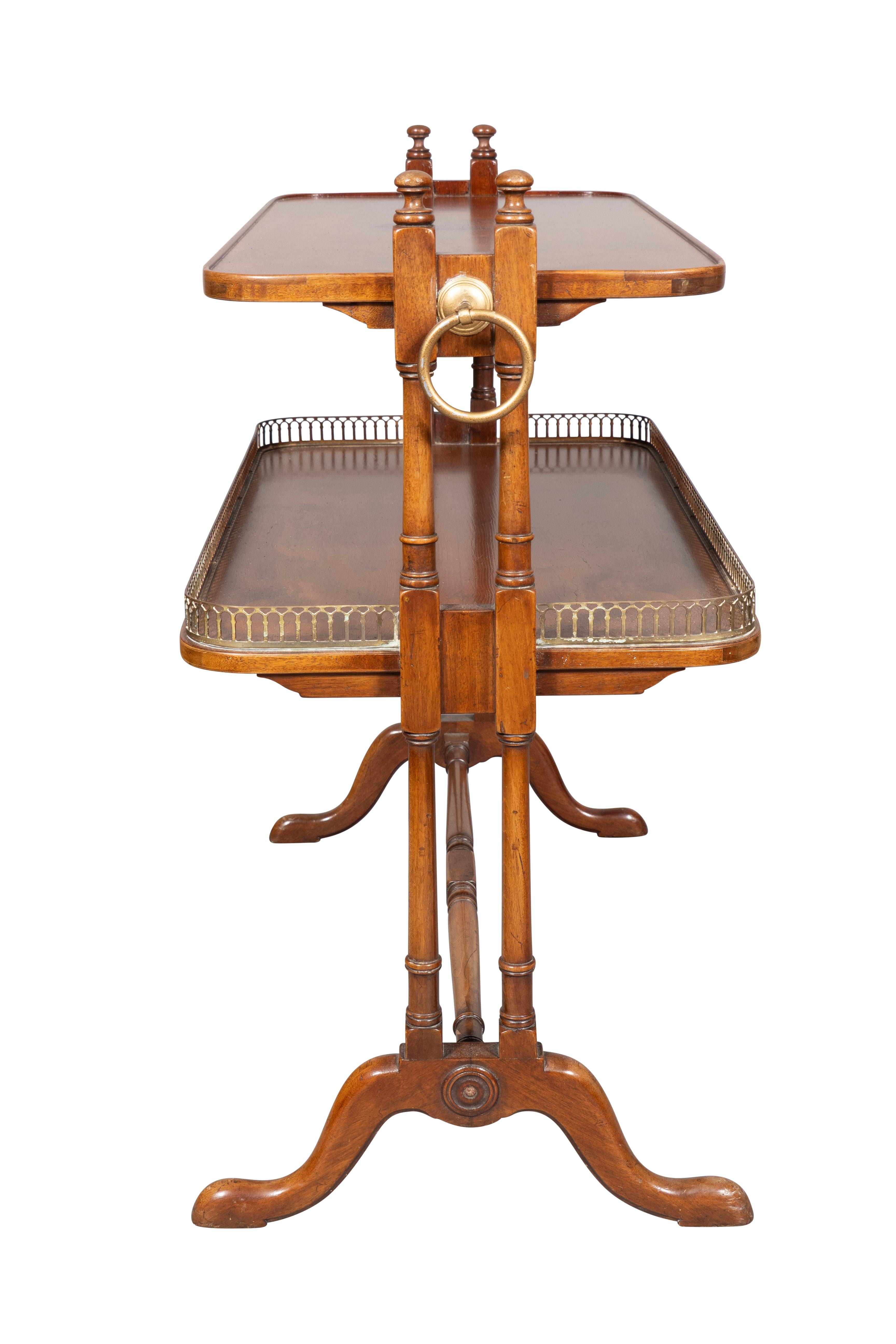 Paire de tables d'appoint à deux niveaux en bois d'if de style géorgien en vente 2