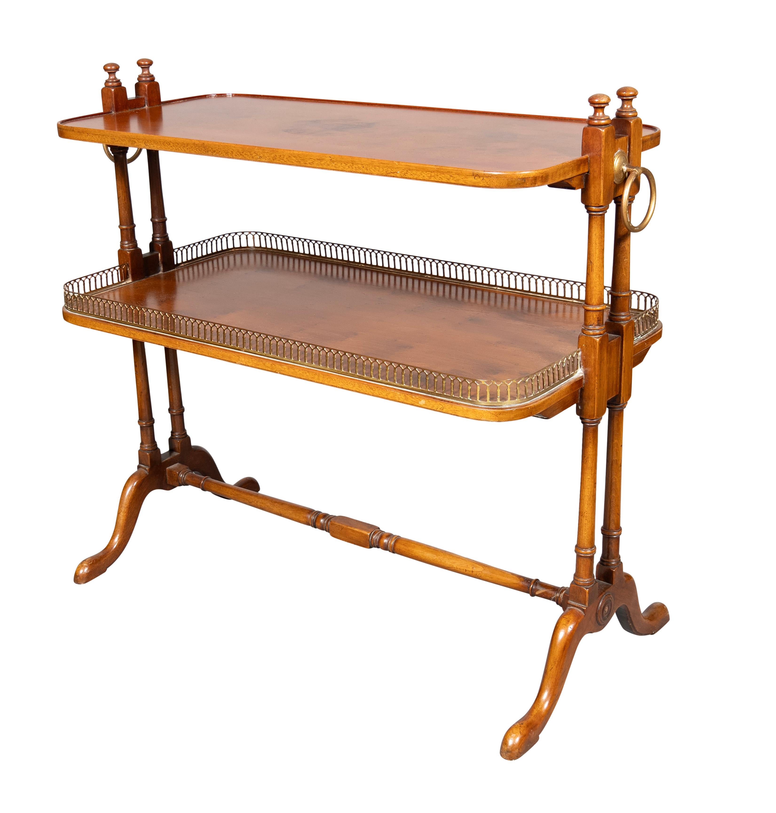 Paire de tables d'appoint à deux niveaux en bois d'if de style géorgien en vente 3