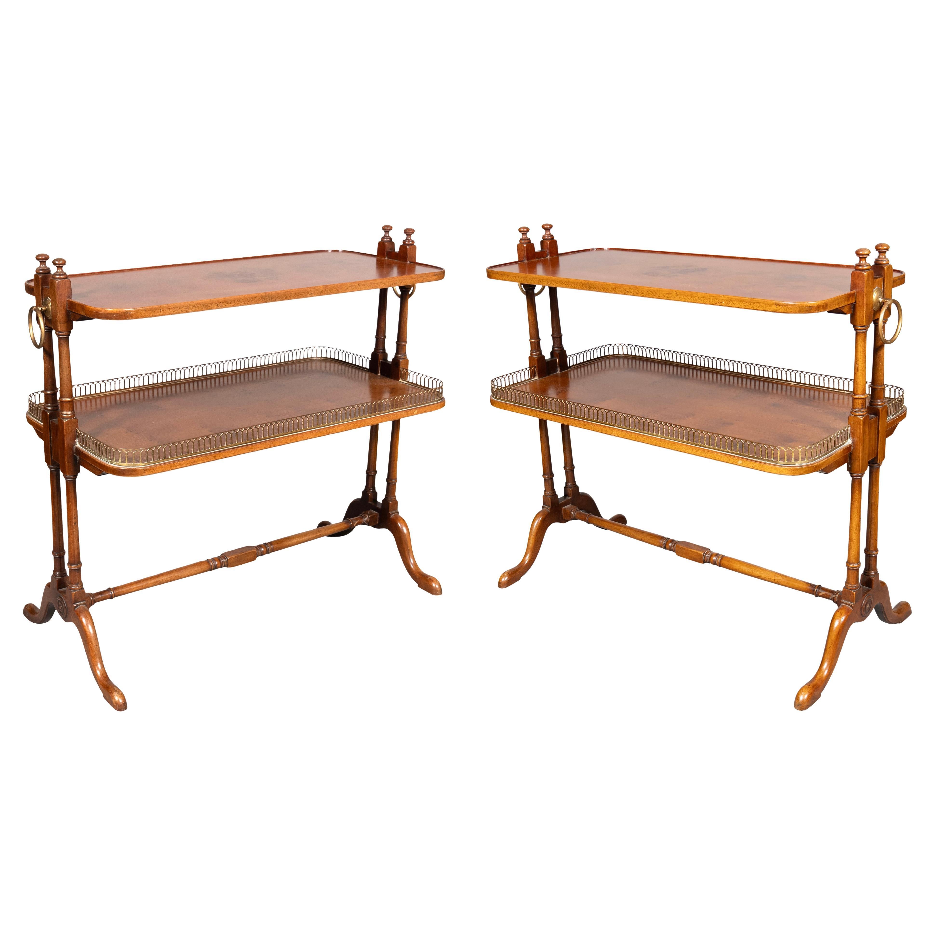 Paire de tables d'appoint à deux niveaux en bois d'if de style géorgien
