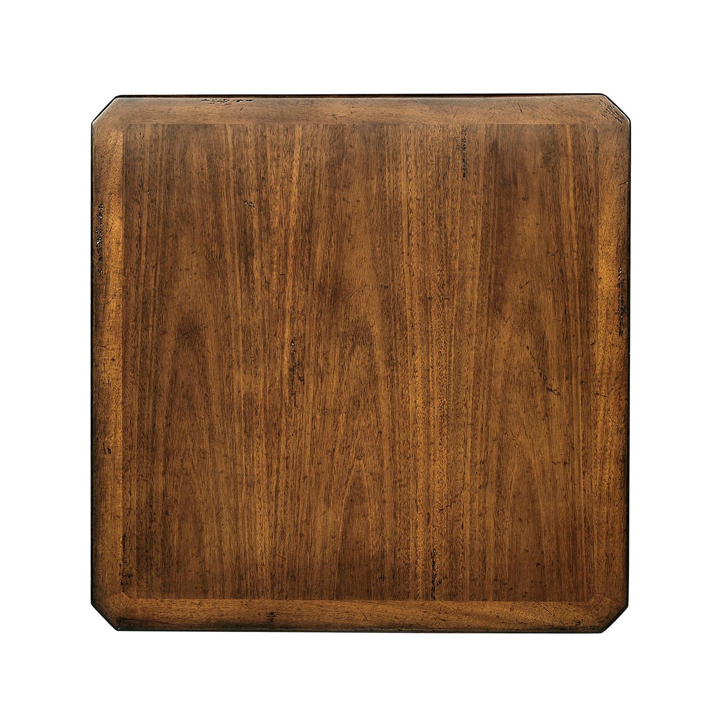 Tables d'appoint carrées en noyer de style géorgien, avec un plateau aux coins inclinés au-dessus d'une frise à panneaux et des pieds balustres tournés autour d'un plateau inférieur.

Dimensions : 24