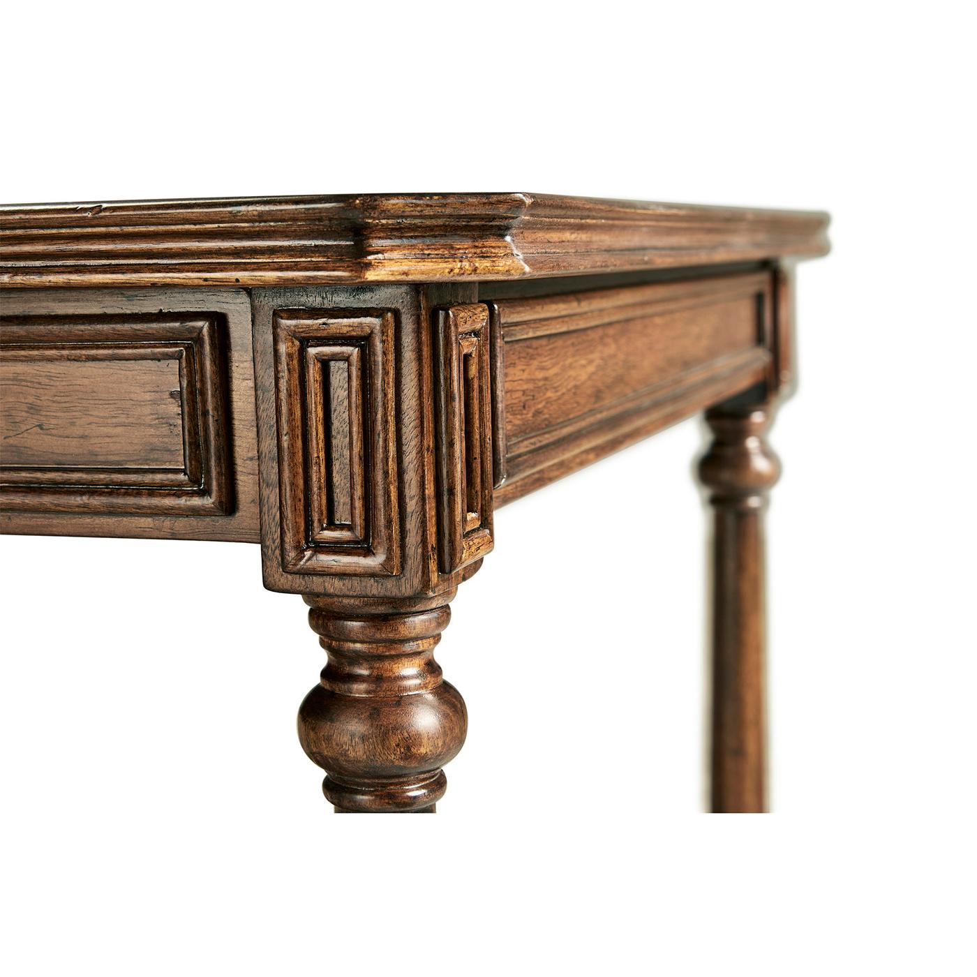Vietnamien Paire de tables d'appoint géorgiennes en noyer en vente