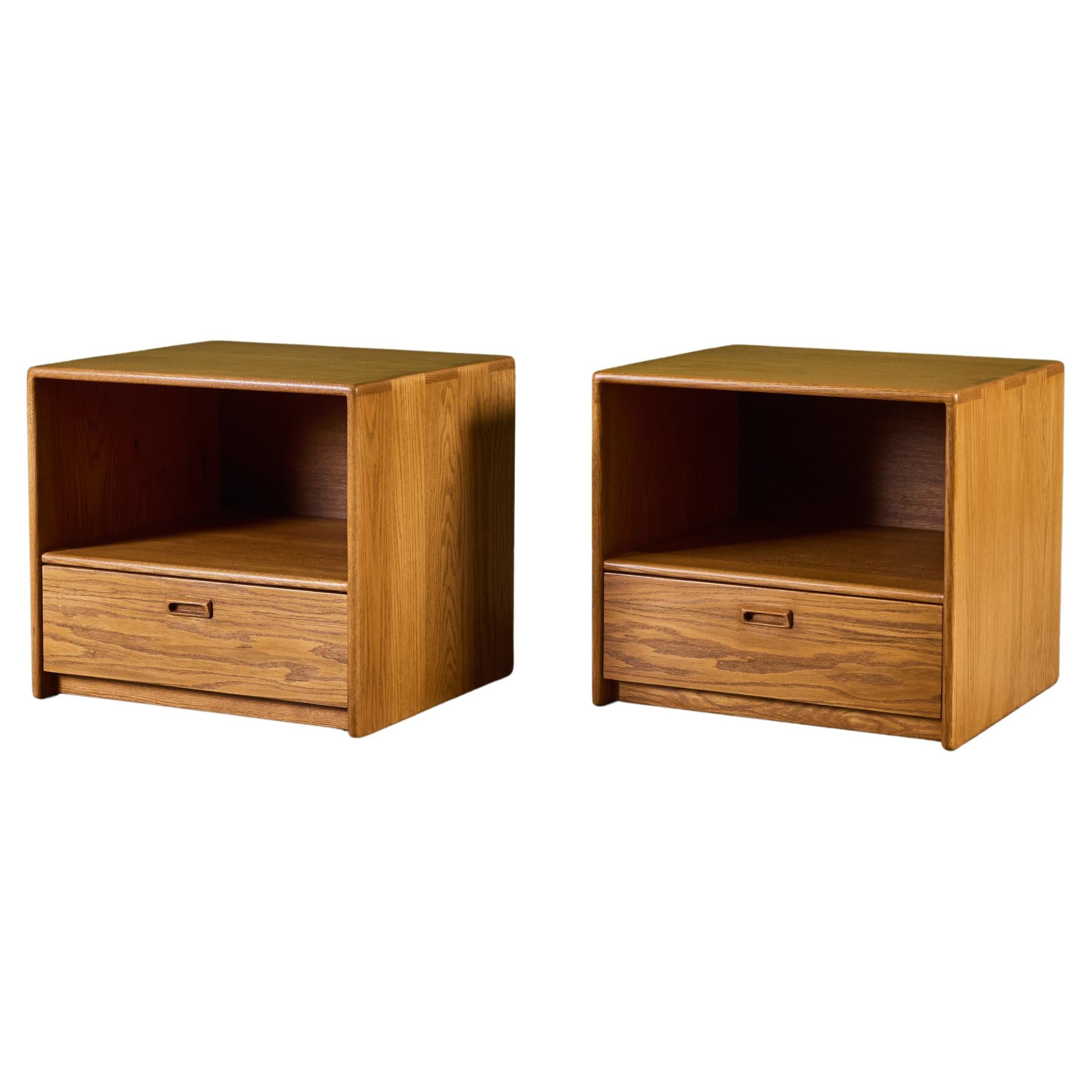 Pareja de mesillas de noche Gerald McCabe para Eon Furniture
